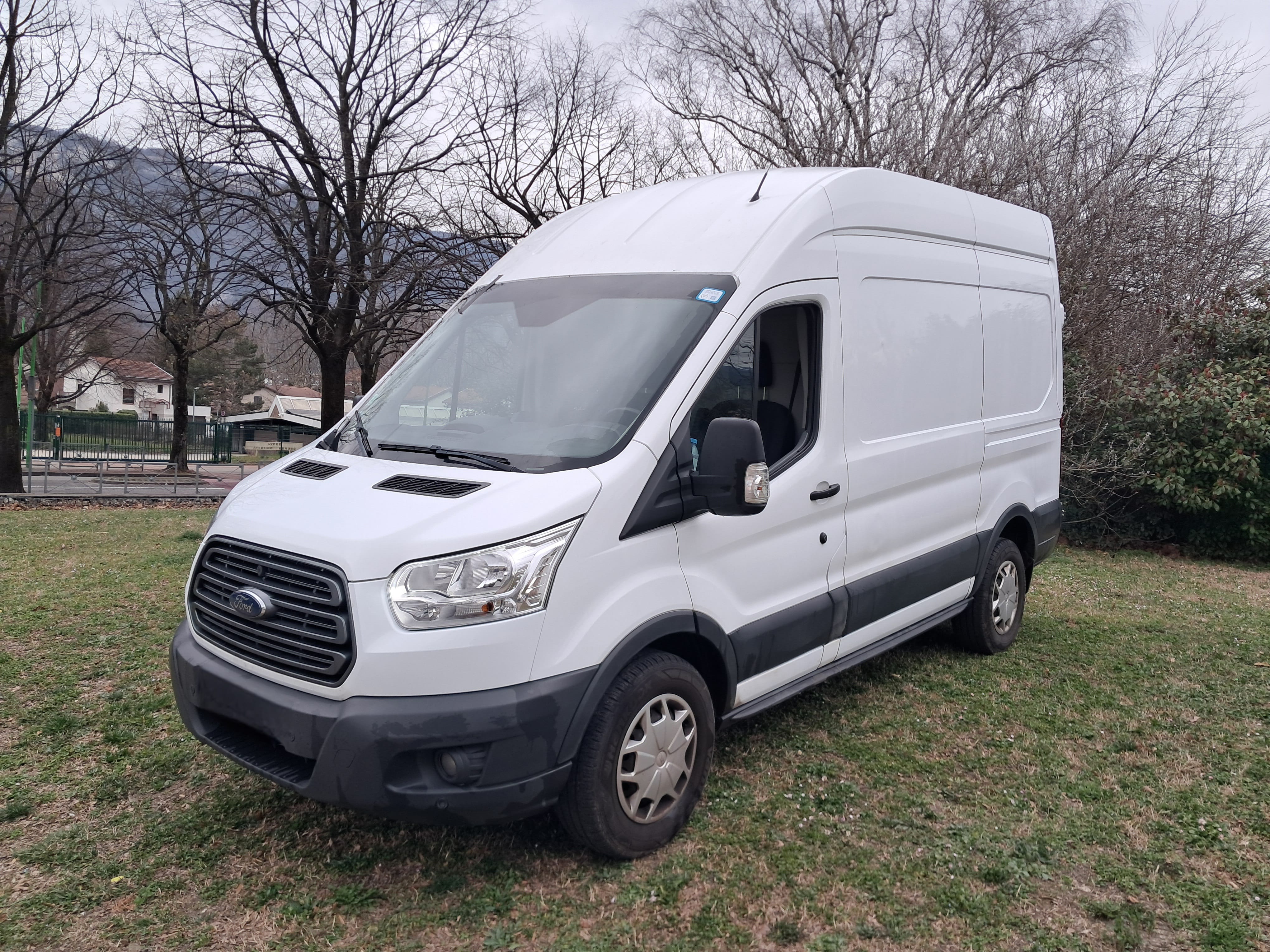Ford Transit 350 13m3 avec Chaines
