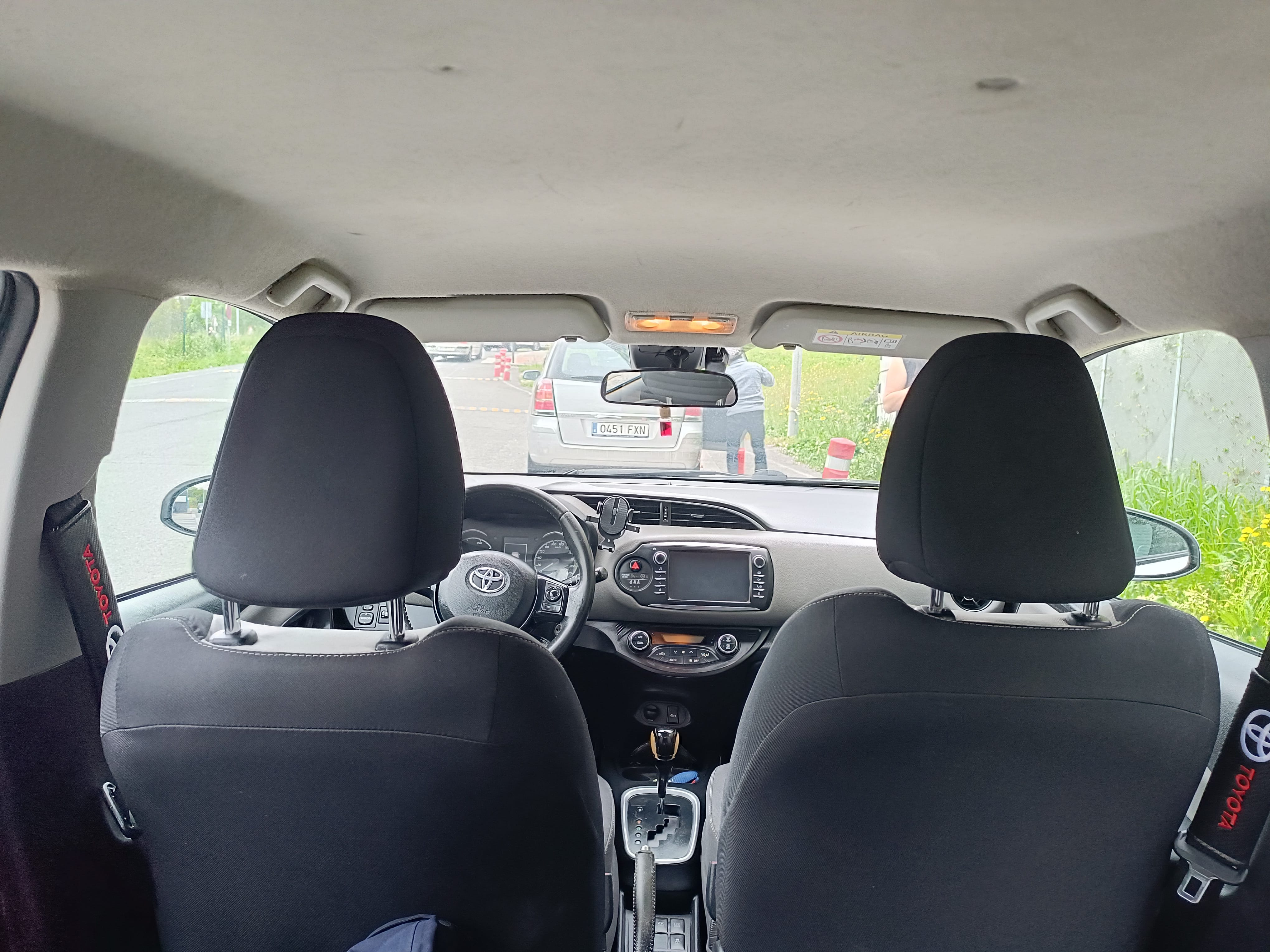 Toyota Yaris Híbrido con Silla infantil