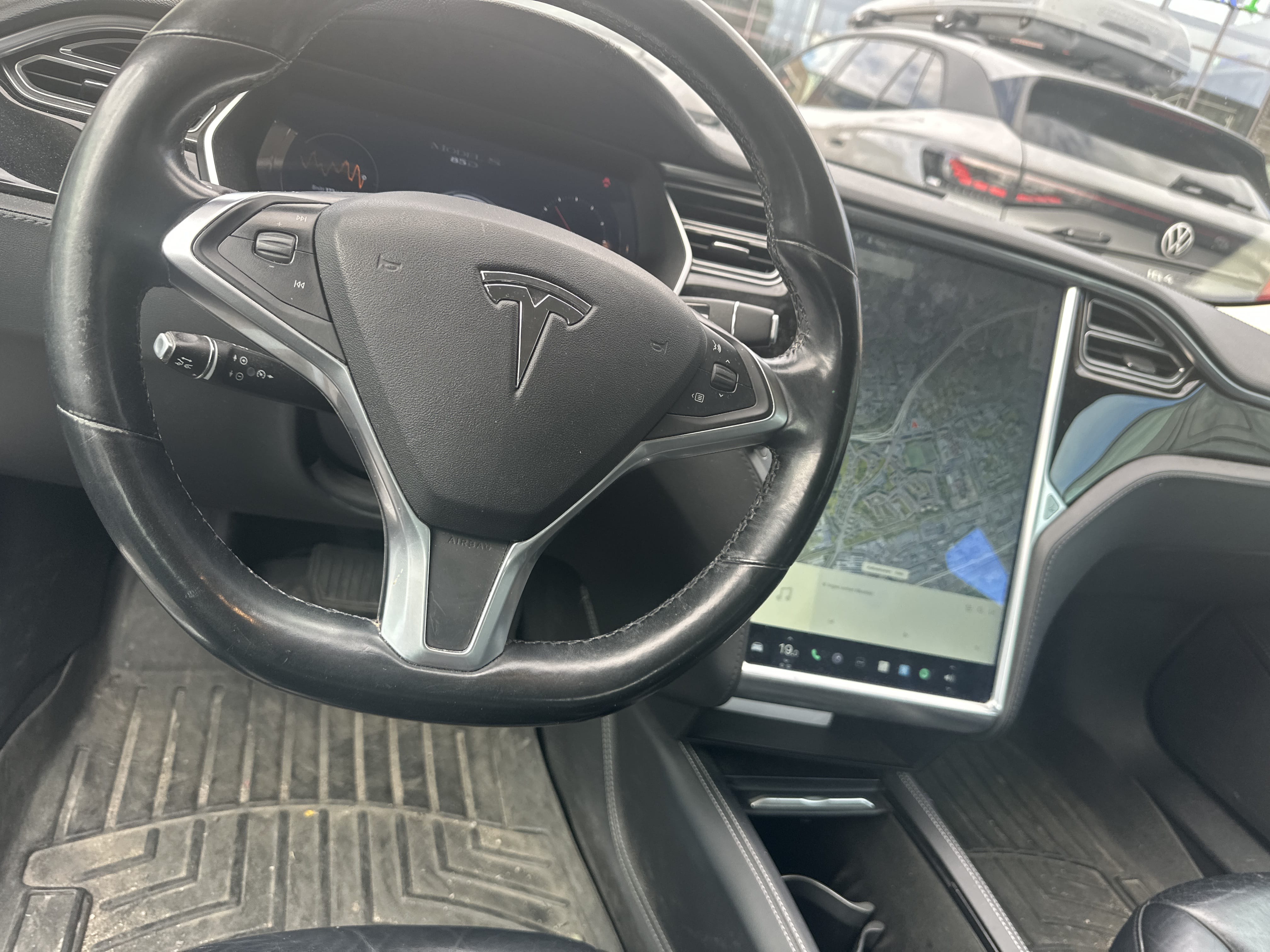 Tesla Model S Gratis lading på alle Tesla superlader følger leie med Cruisekontroll