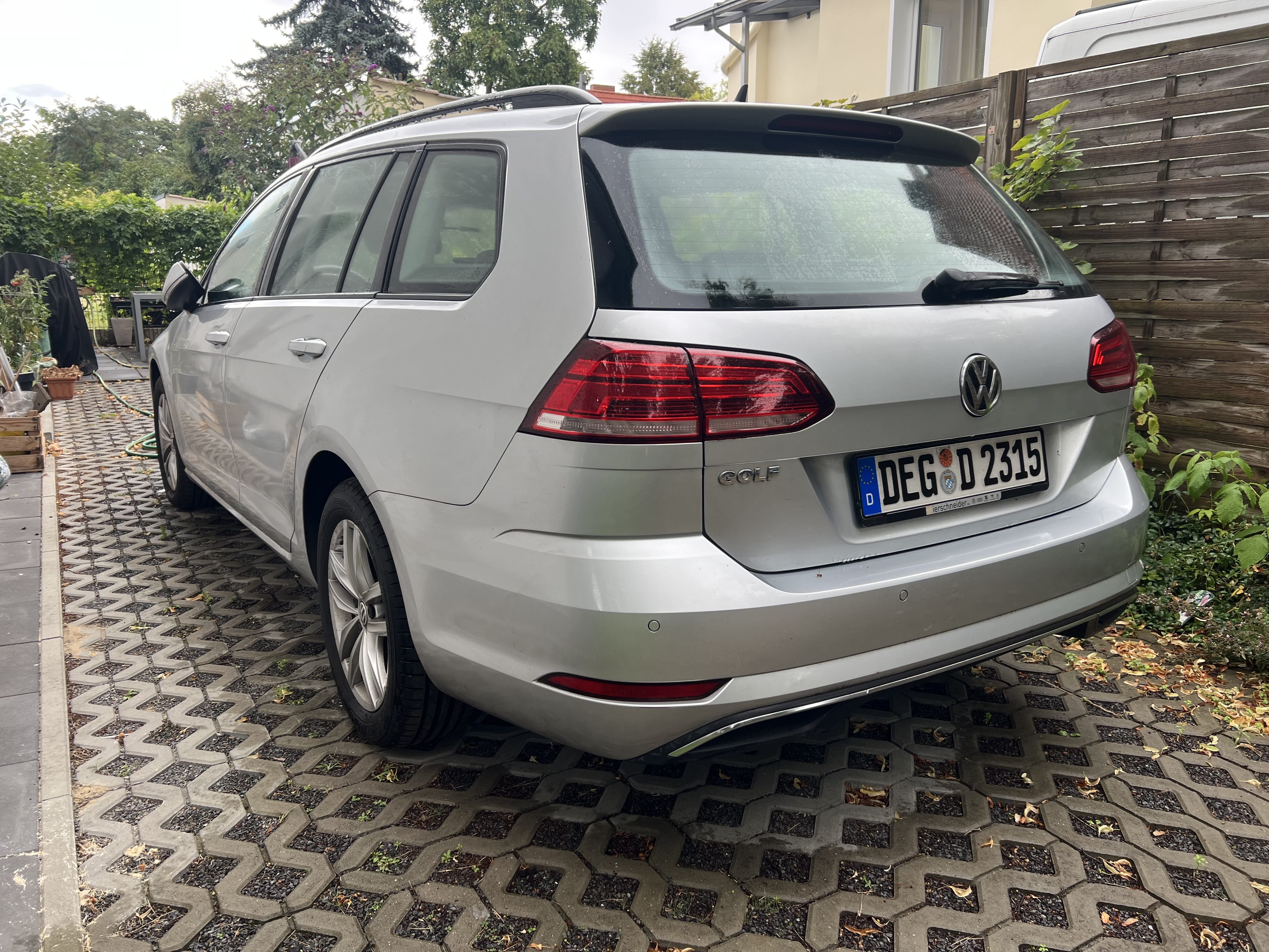 Volkswagen Golf Kombi mit Navigationsgerät