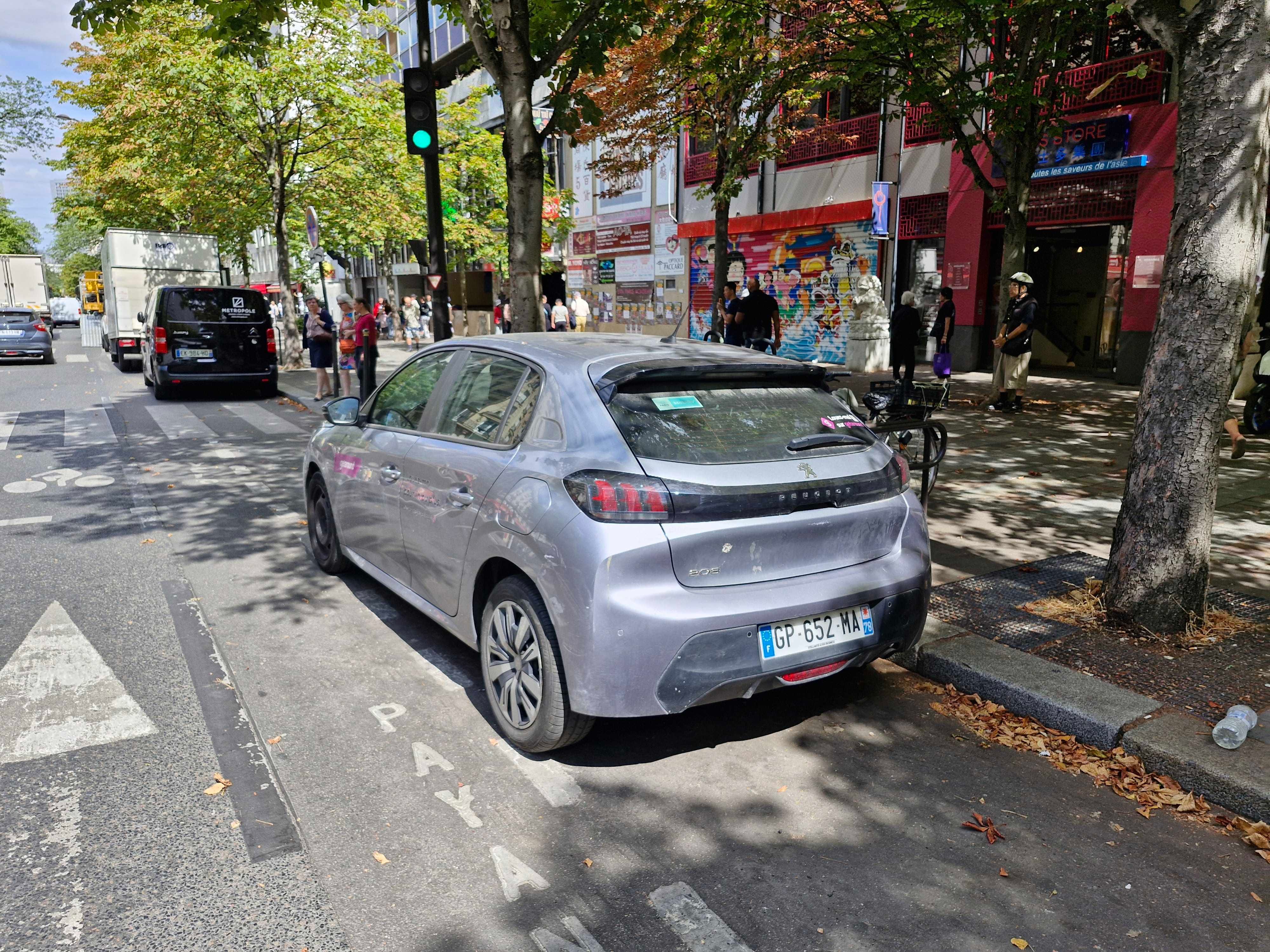 Peugeot 208 with Cruise control