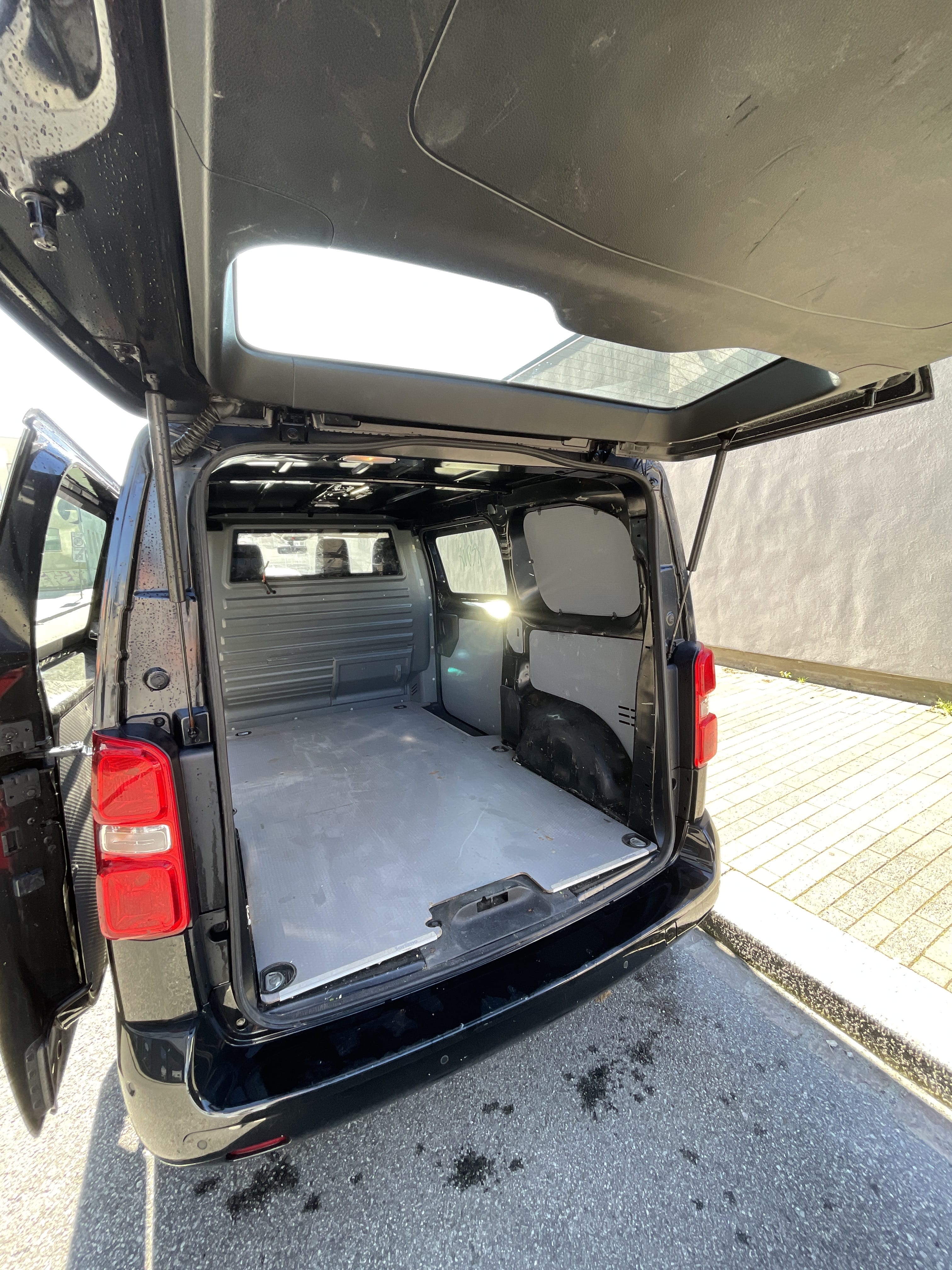 Peugeot Expert with Ski racks