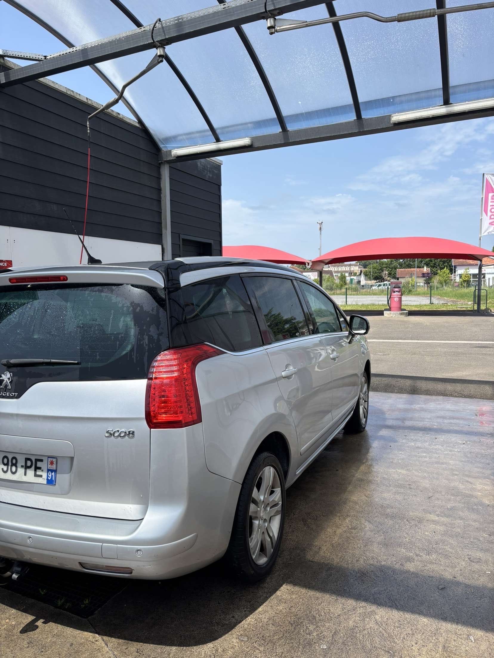 Peugeot 5008 avec GPS