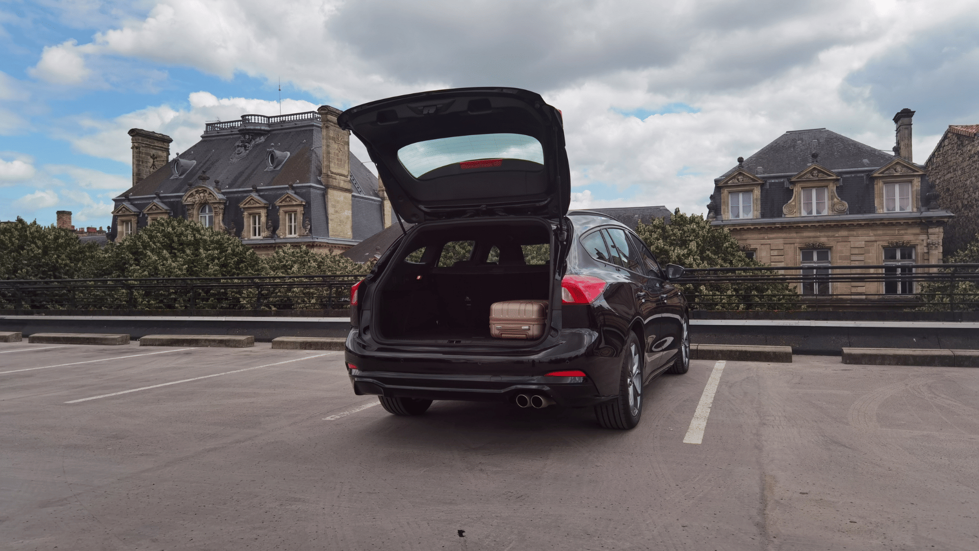 Ford Focus SW Break ST-Line | AUTO | Coffre Énorme | GARE ST-JEAN (750m) avec Chaines