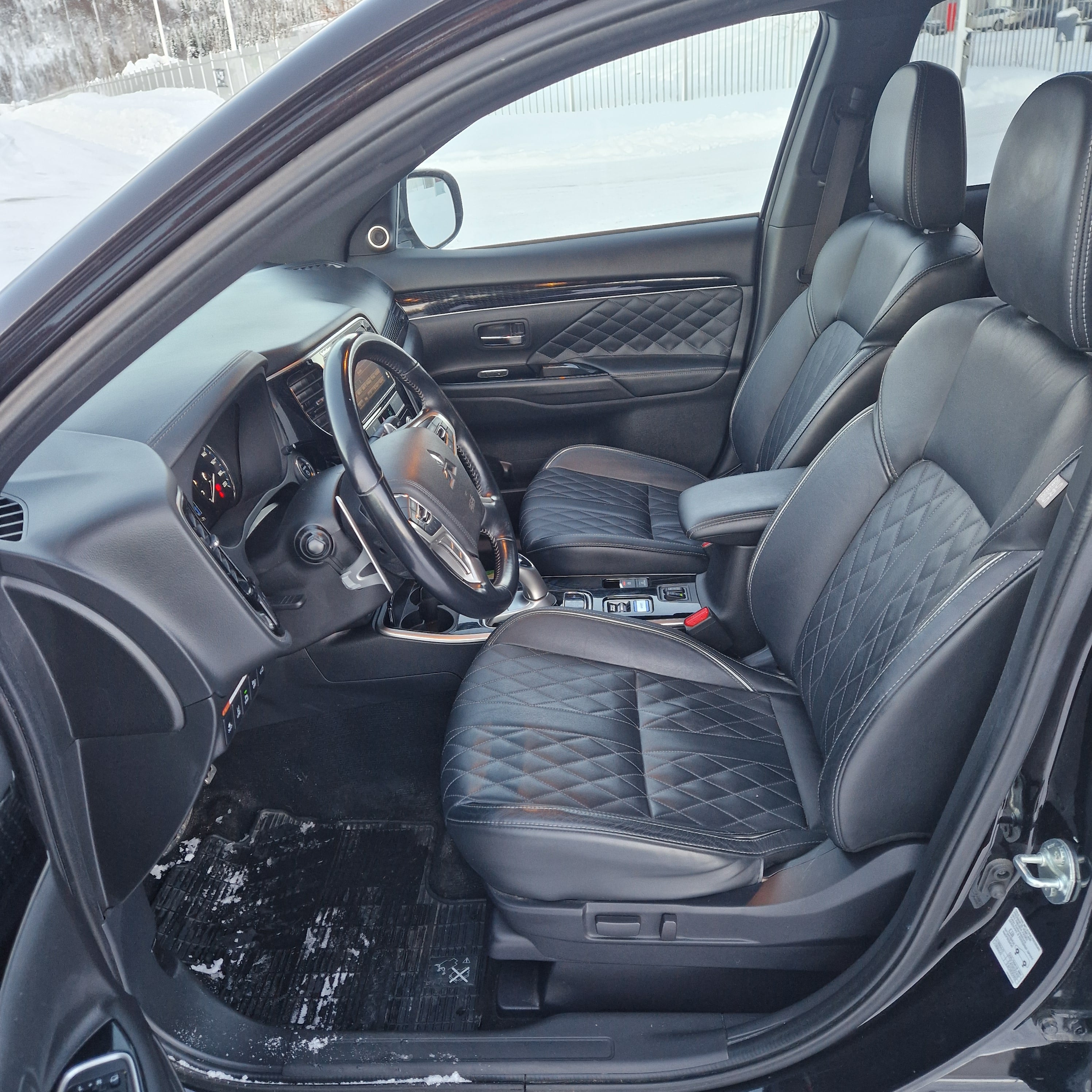 Mitsubishi Outlander PHEV SE med Cruisekontroll