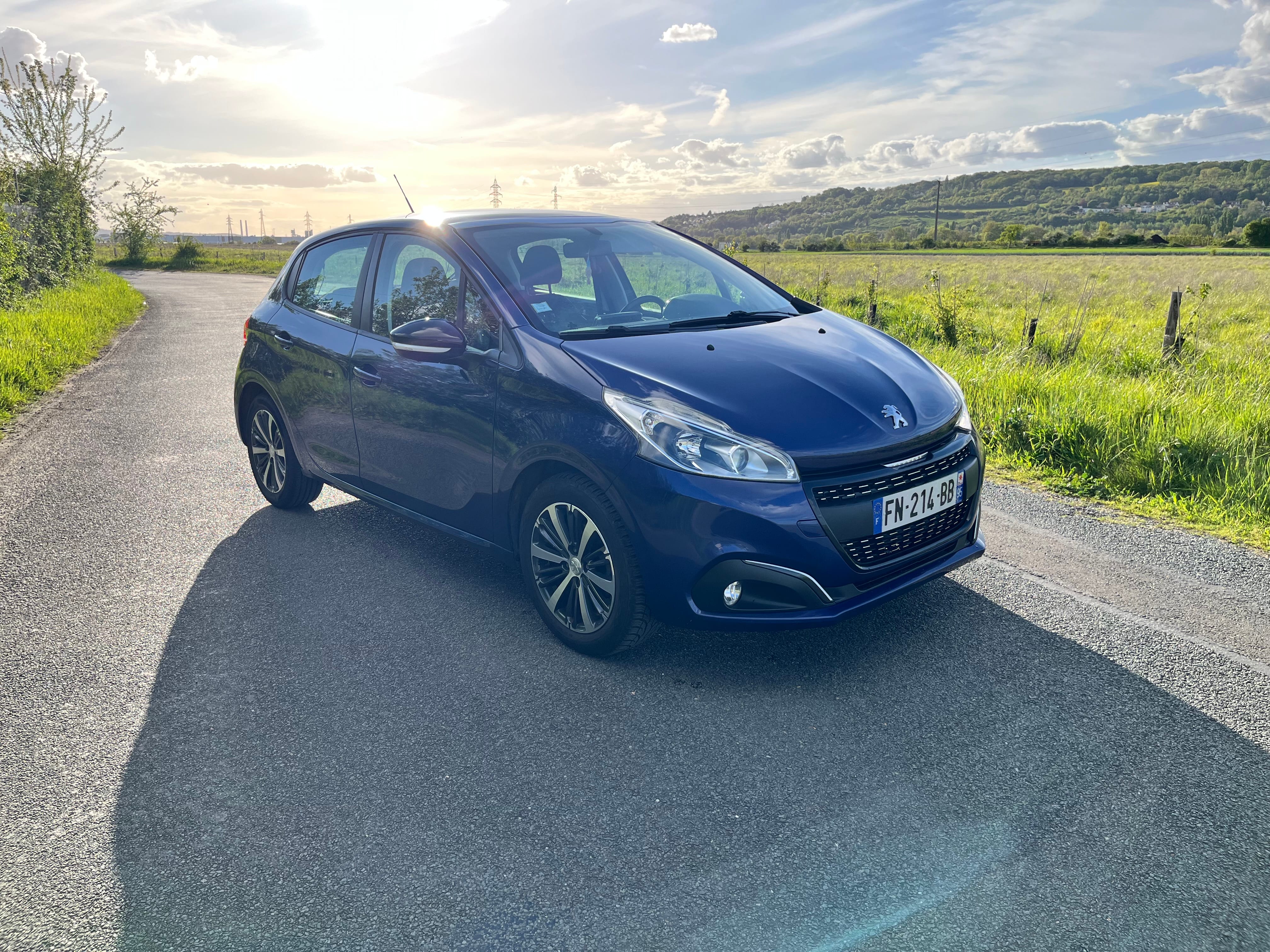 Peugeot 208 • Apple CarPlay • Toit panoramique • Sièges chauffants avec Apple CarPlay