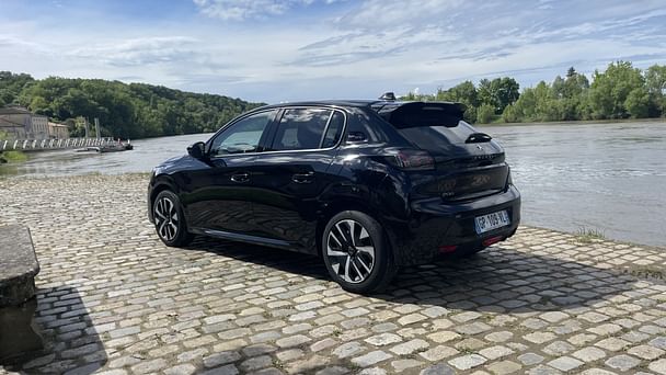Peugeot 208 Louez la Peugeot 208 GT-Line – Sportivité, Technologie & Confort à Bordeaux ! avec Régulateur de vitesse