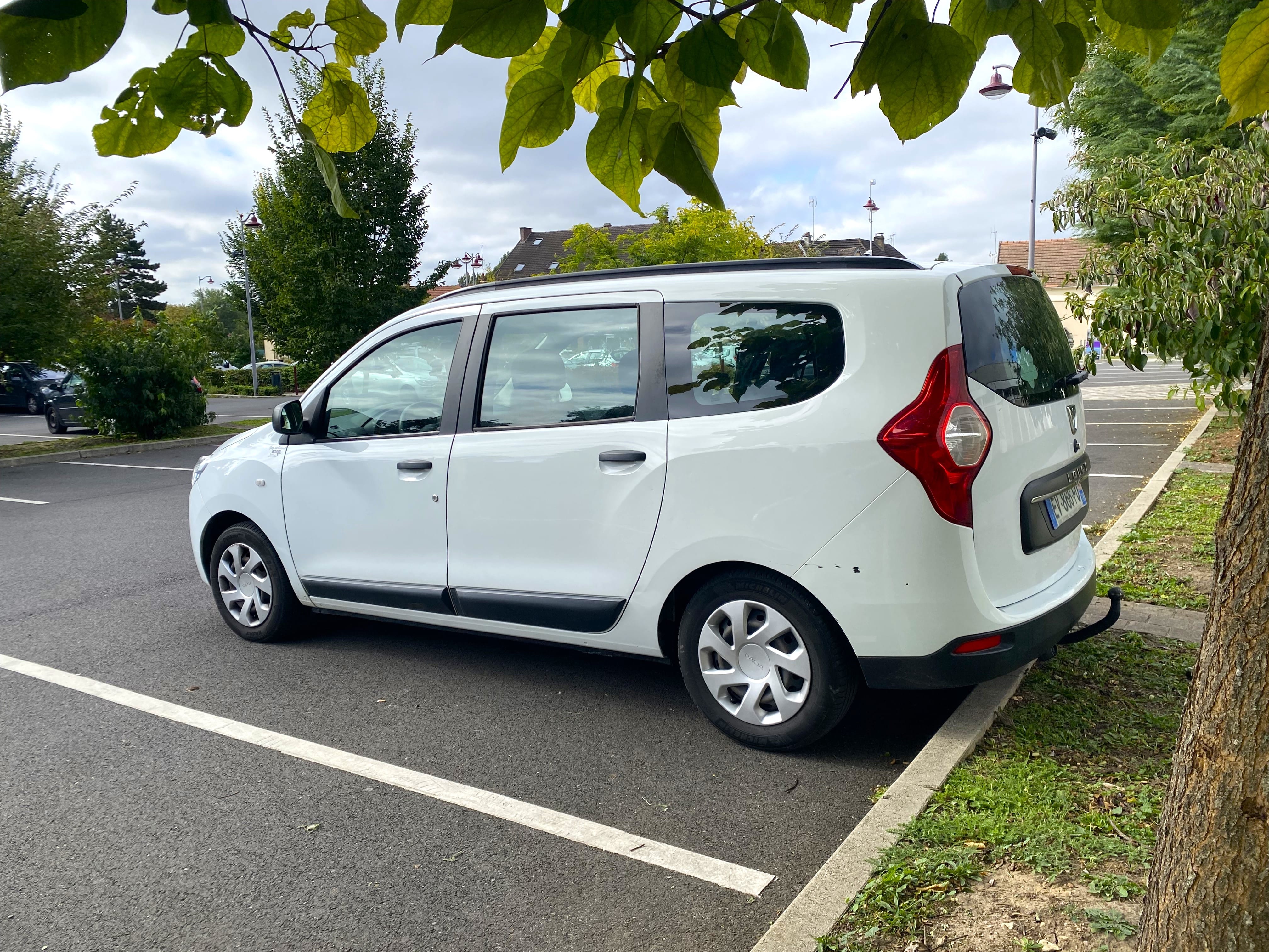 Dacia Lodgy Essence ou GPL , 7 places. avec Audio Bluetooth