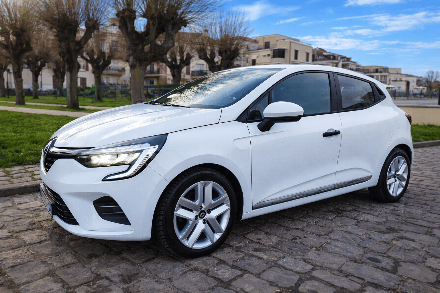 Renault Clio + Options Coffre de toit + siège enfant avec GPS