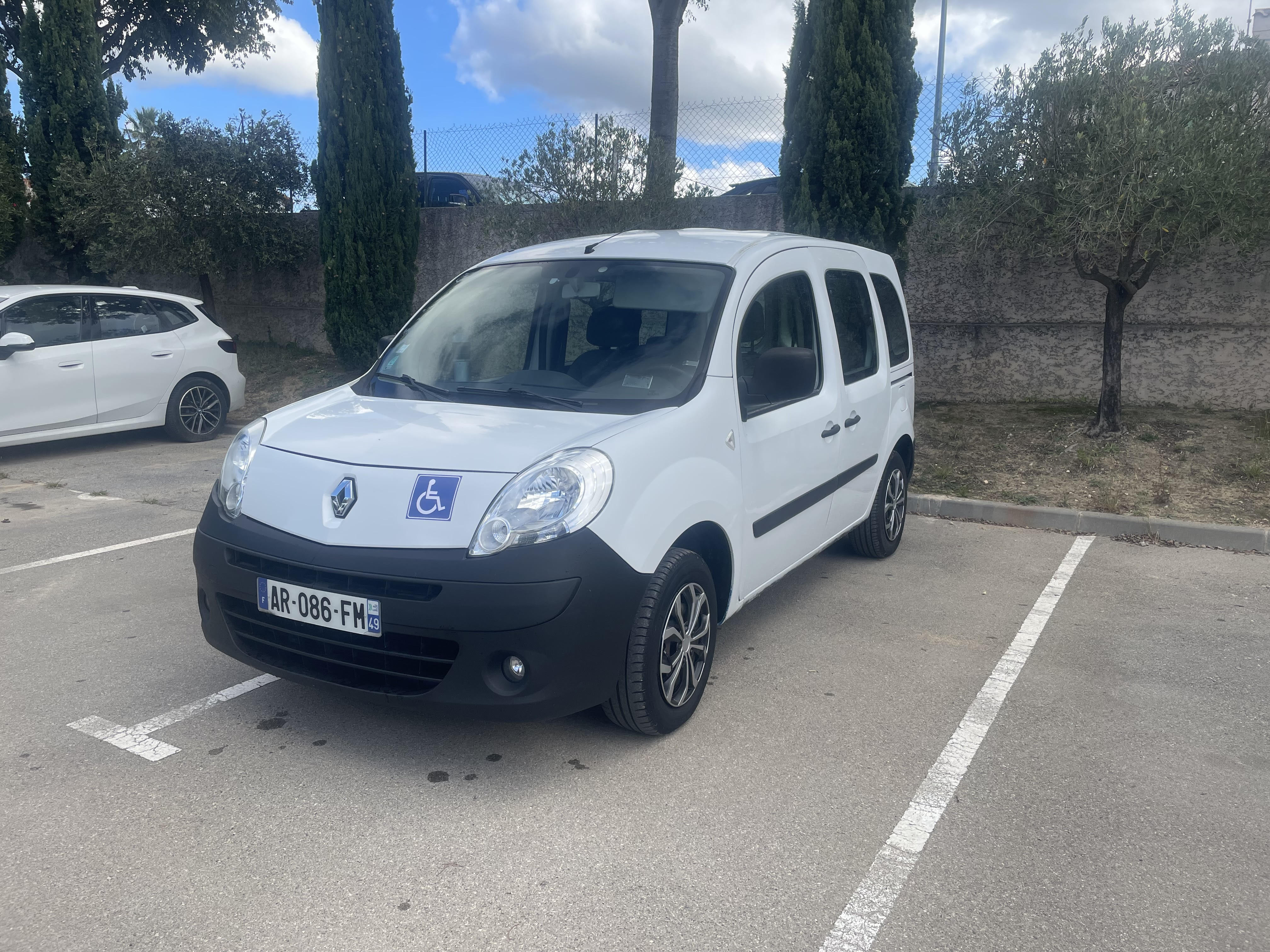 Renault Kangoo  1.5cDi TPMR 4 places + 1 Fauteuil ou 4 places + 3 vélos, 2010, Diesel