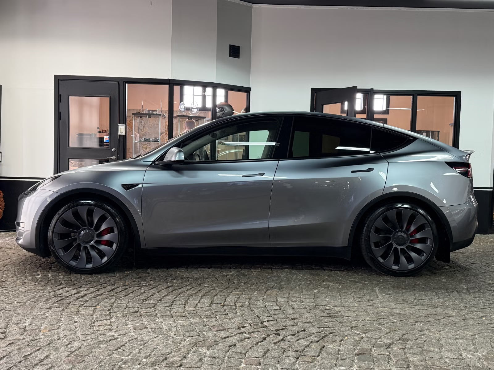 Tesla Model Y Performance med Aircondition