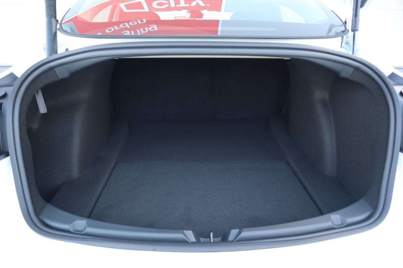 Tesla Model 3 Standard Range med Bluetooth audio