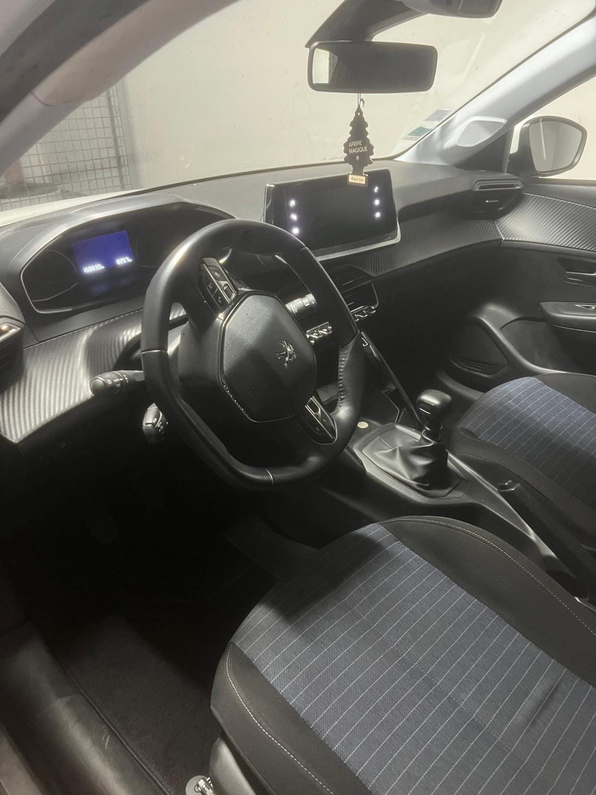 Peugeot 208 mit Navigationsgerät