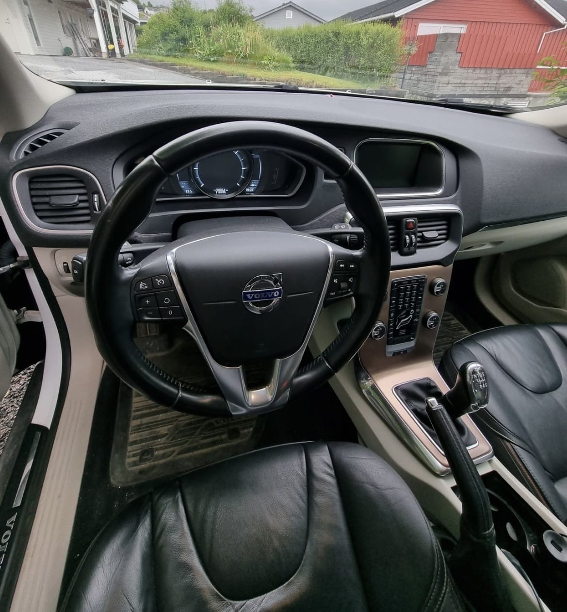 Volvo V40 Cross Country with Bluetooth audio