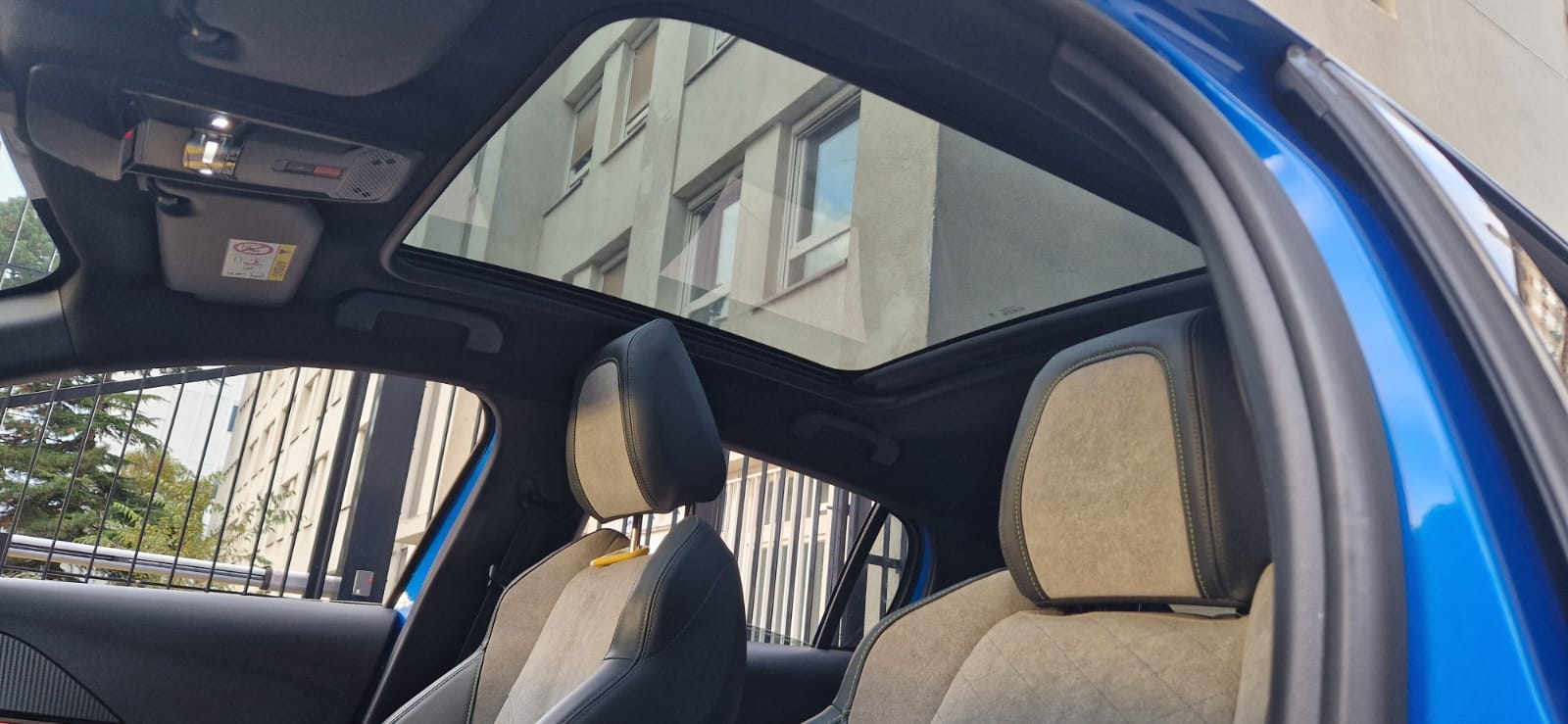 Peugeot 208 GT TOUTE OPTION 50 kWh – 100 % électrique, stationnement gratuit avec Siège bébé