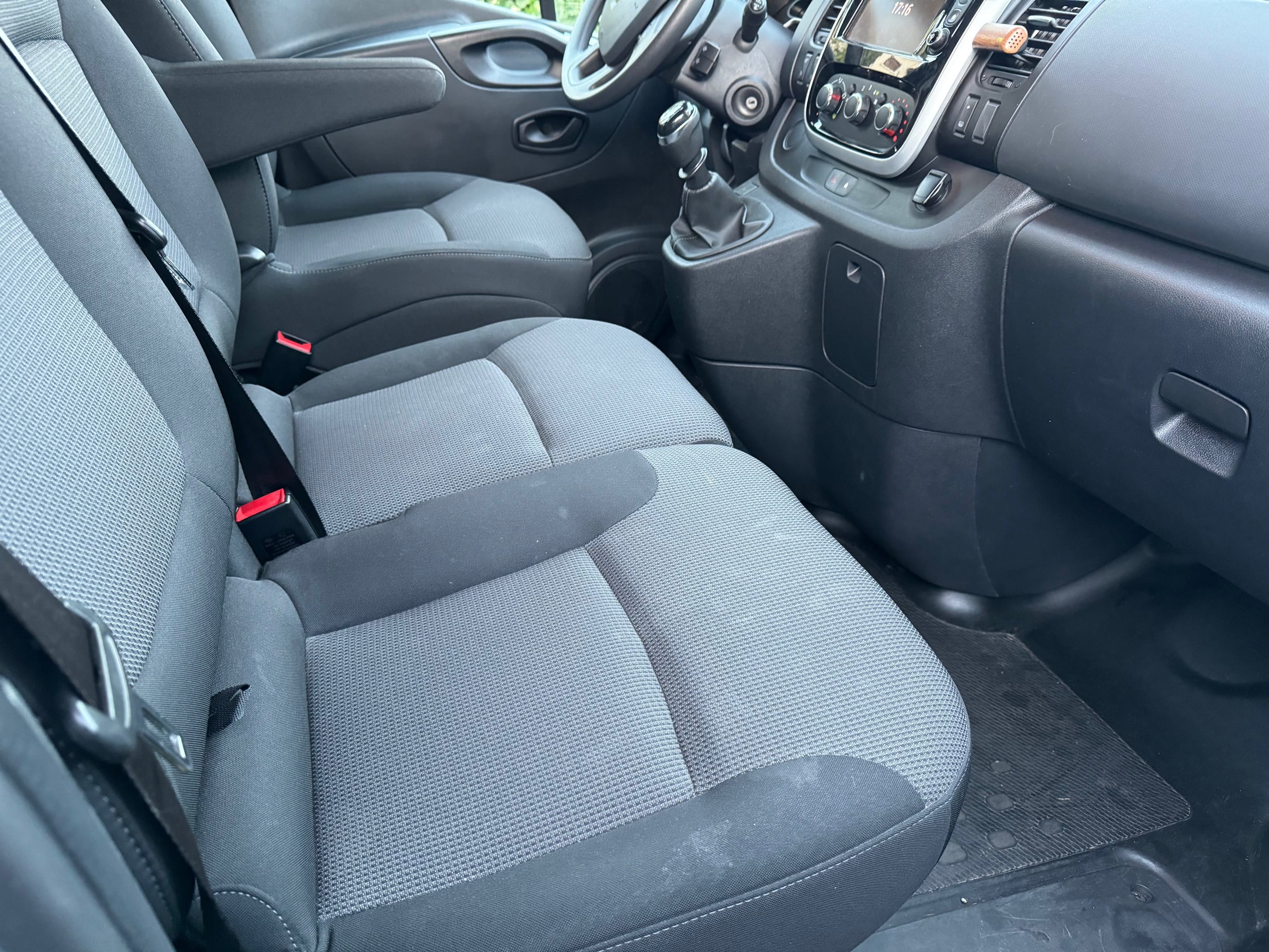 Renault Trafic 145 CV 9 PLACES avec Audio Bluetooth