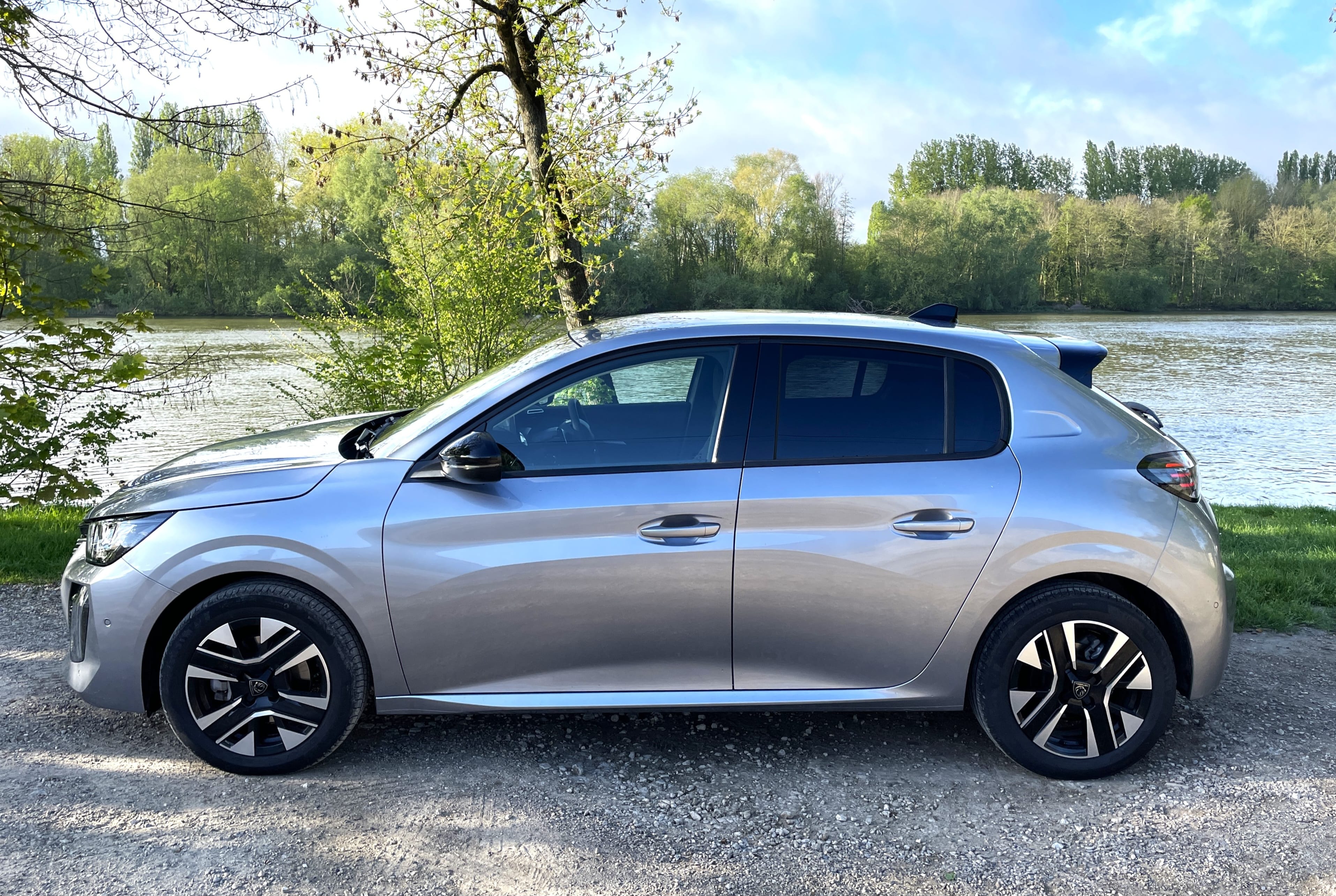 Peugeot 208 HYBRIDE GT LINE (GR161) (Clim, Connectivité Smartphone, charge induction, ...) with Air conditioning
