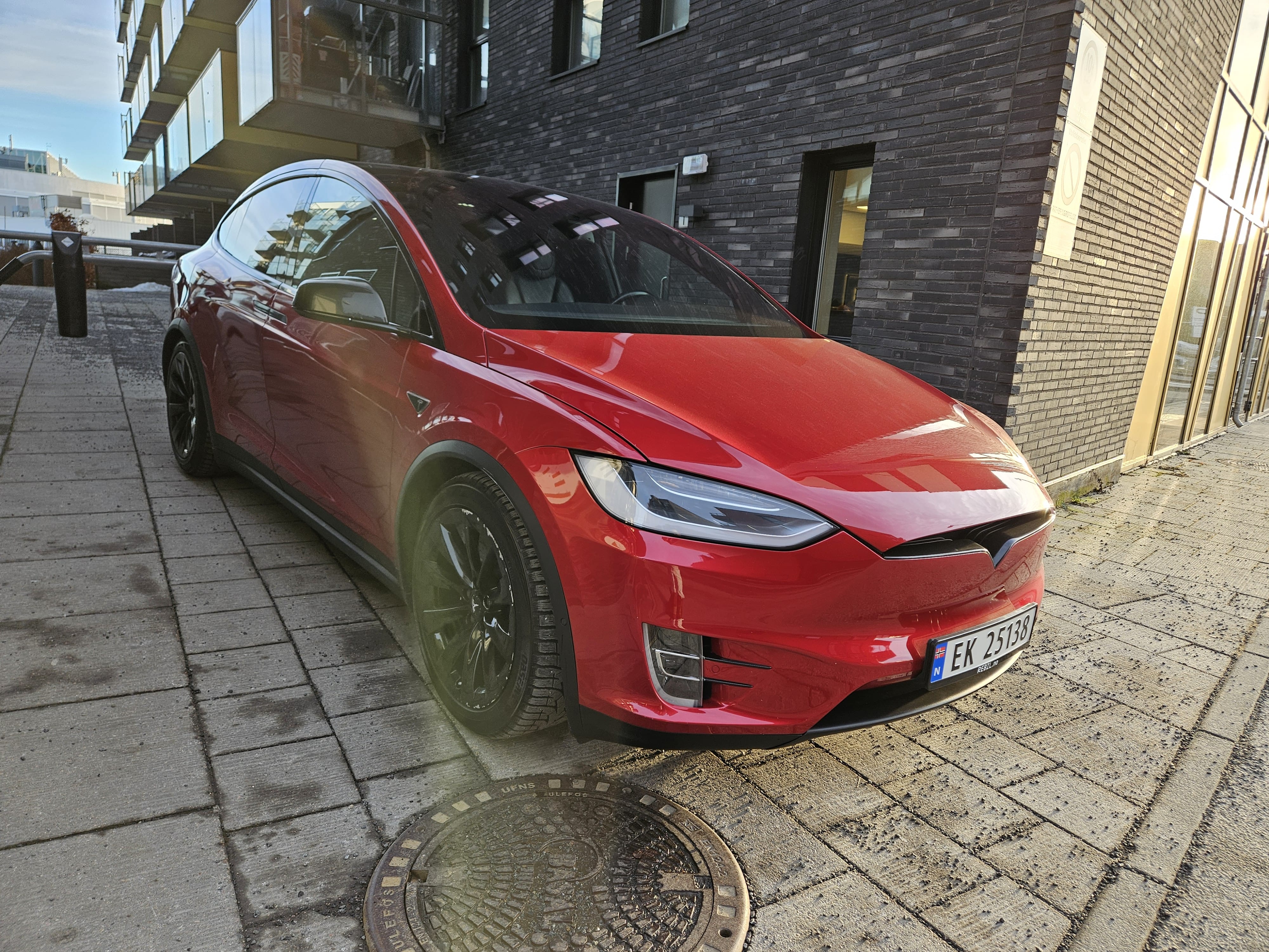 Tesla Model X 75D with Audio / iPod input