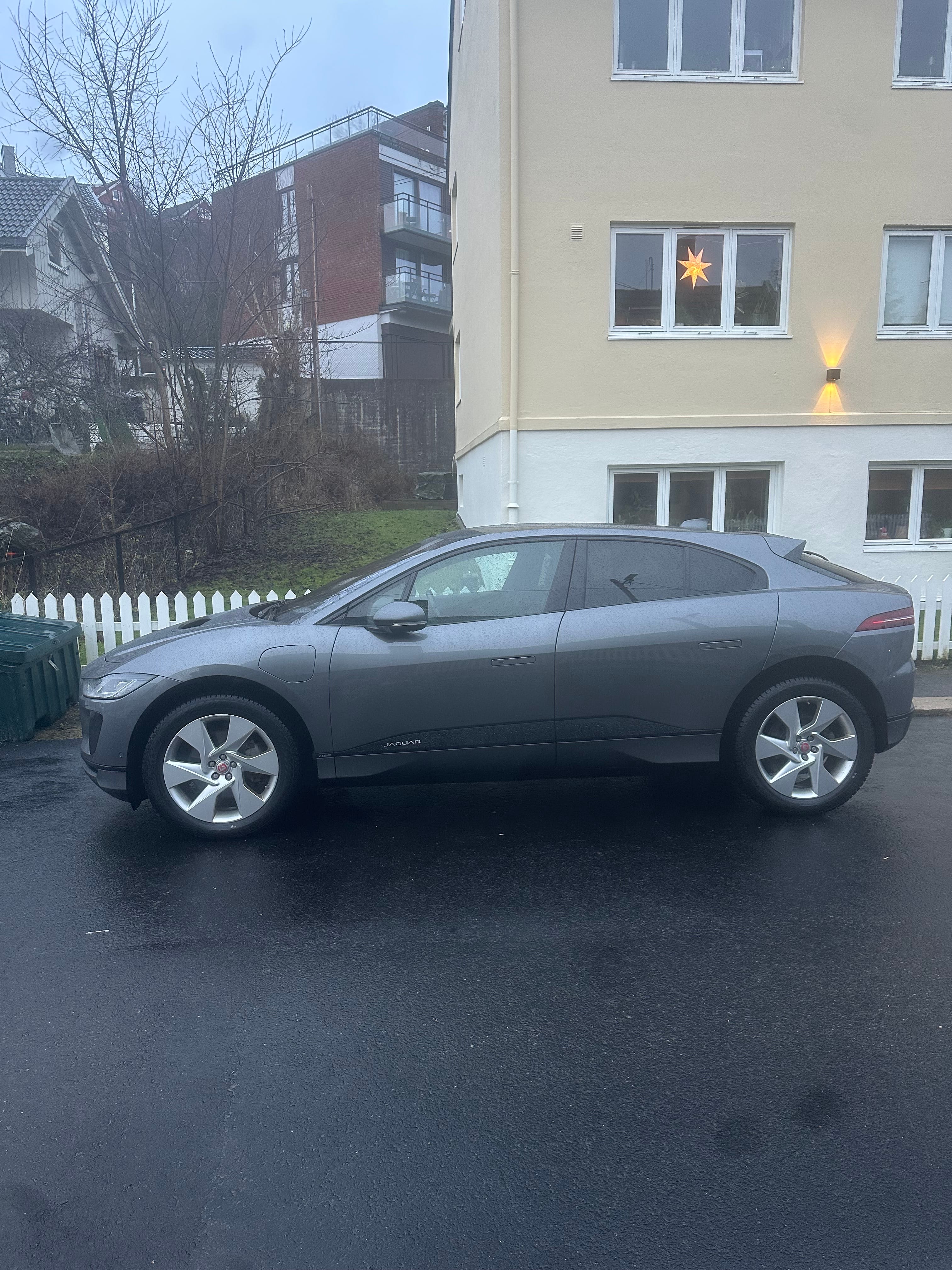 Jaguar I-Pace EV400 HSE mit Navigationsgerät