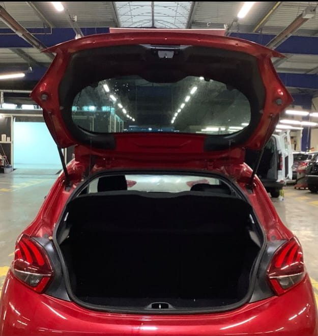 Peugeot 208 GT Line  110ch – Sportive & Économique avec Siège bébé