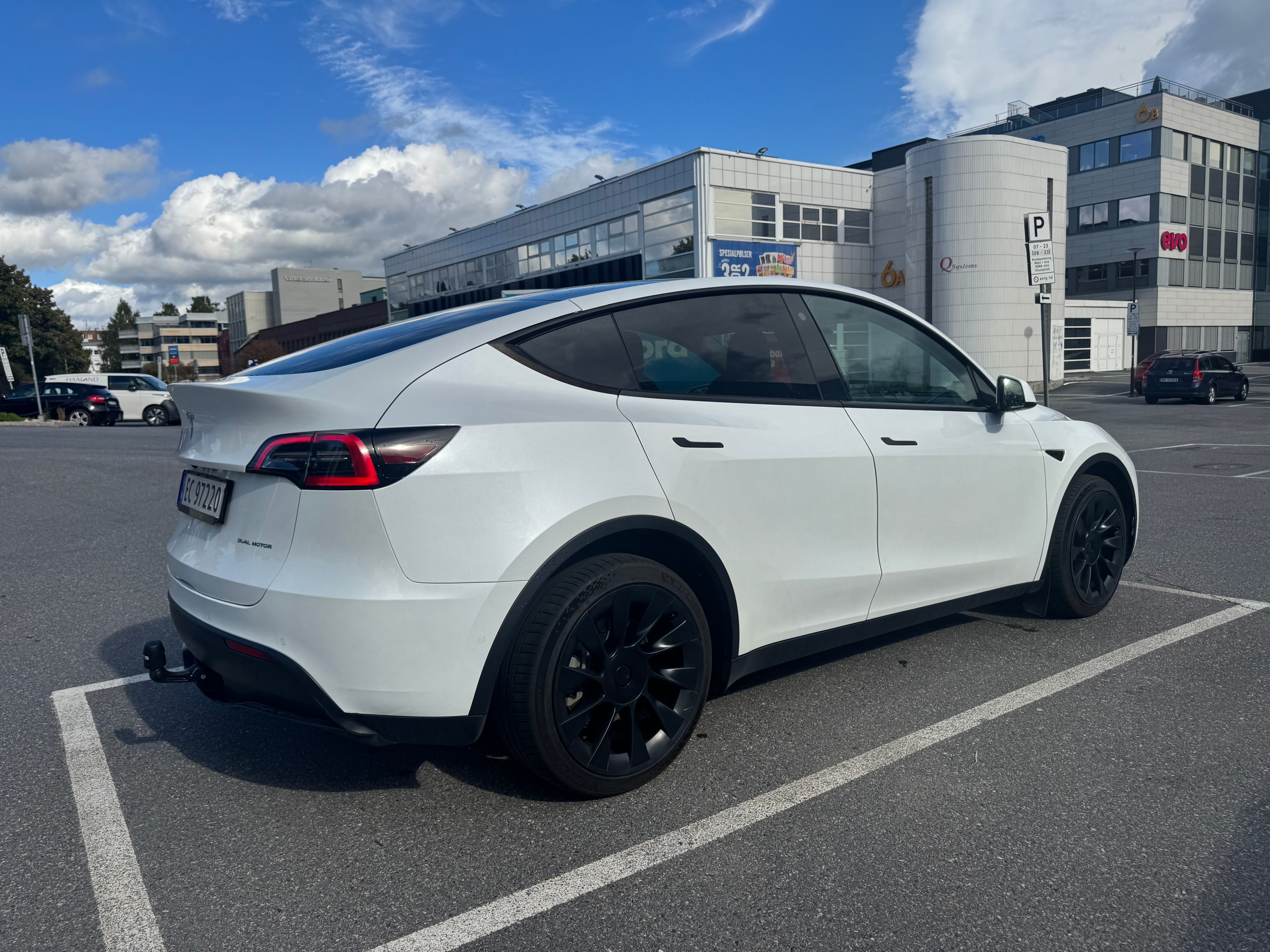 Tesla Model Y Long Range med Bluetooth audio