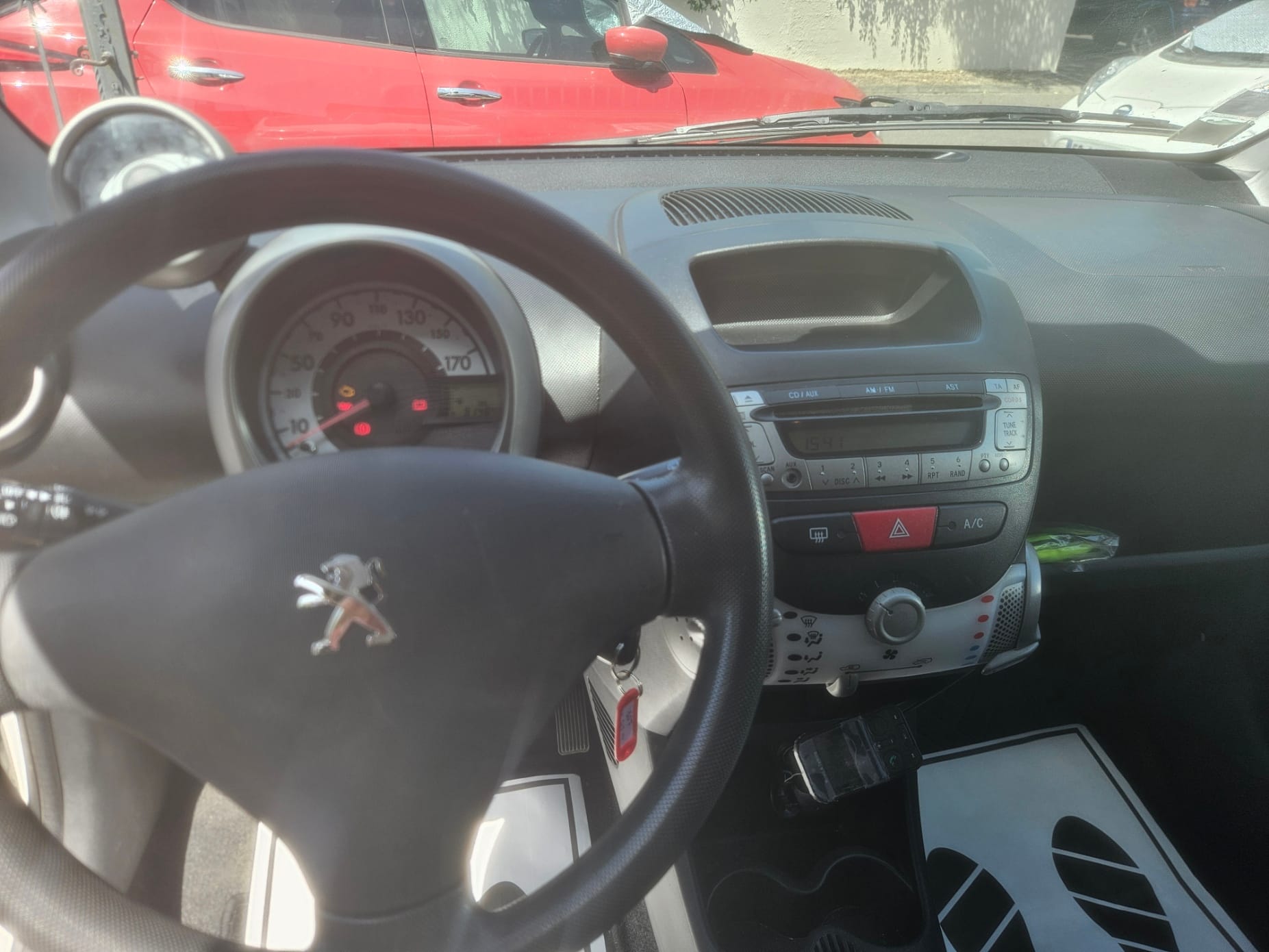 Peugeot 107 blanche avec clim