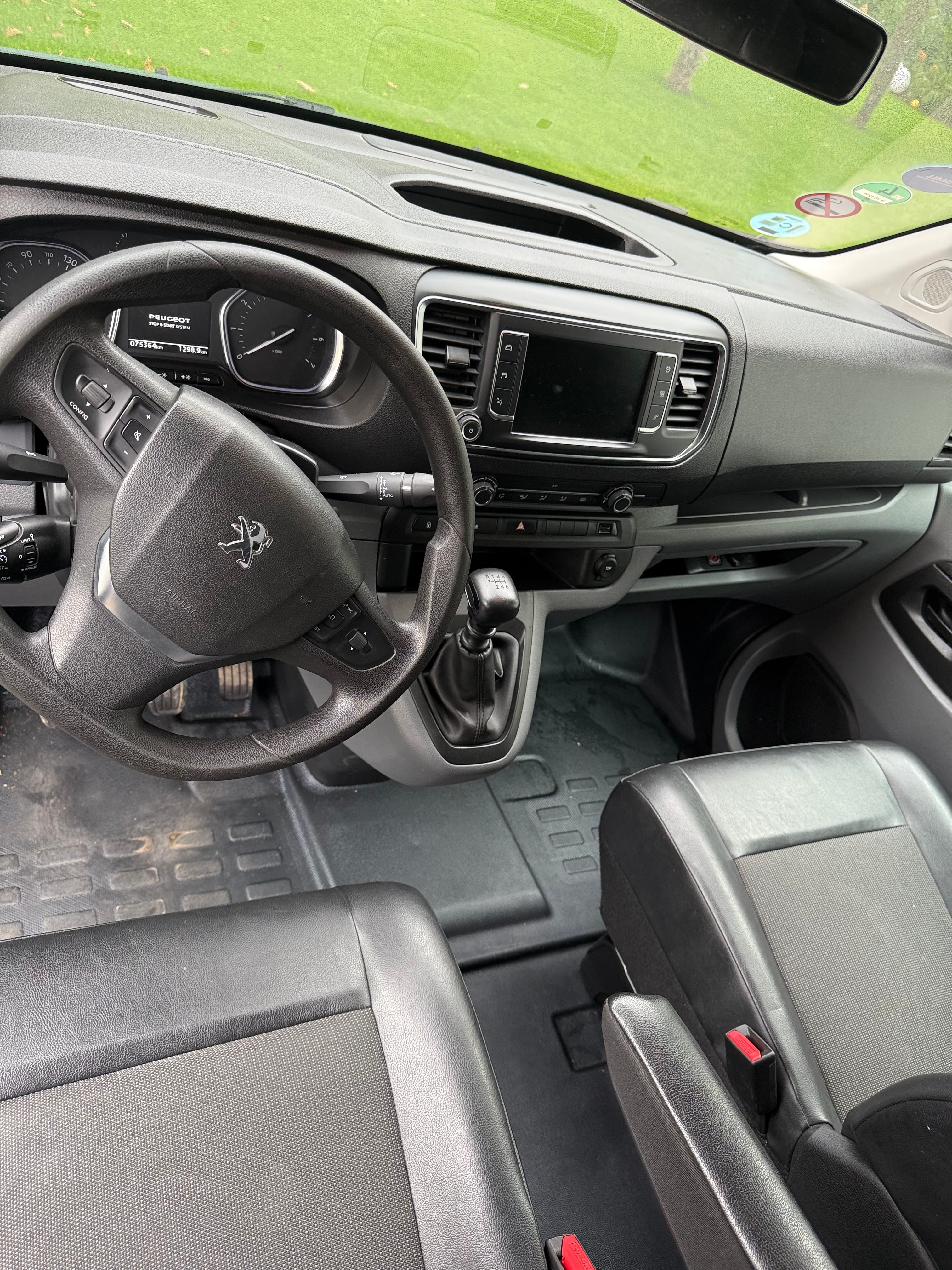 Peugeot Expert mit USB-Ladeanschlüsse