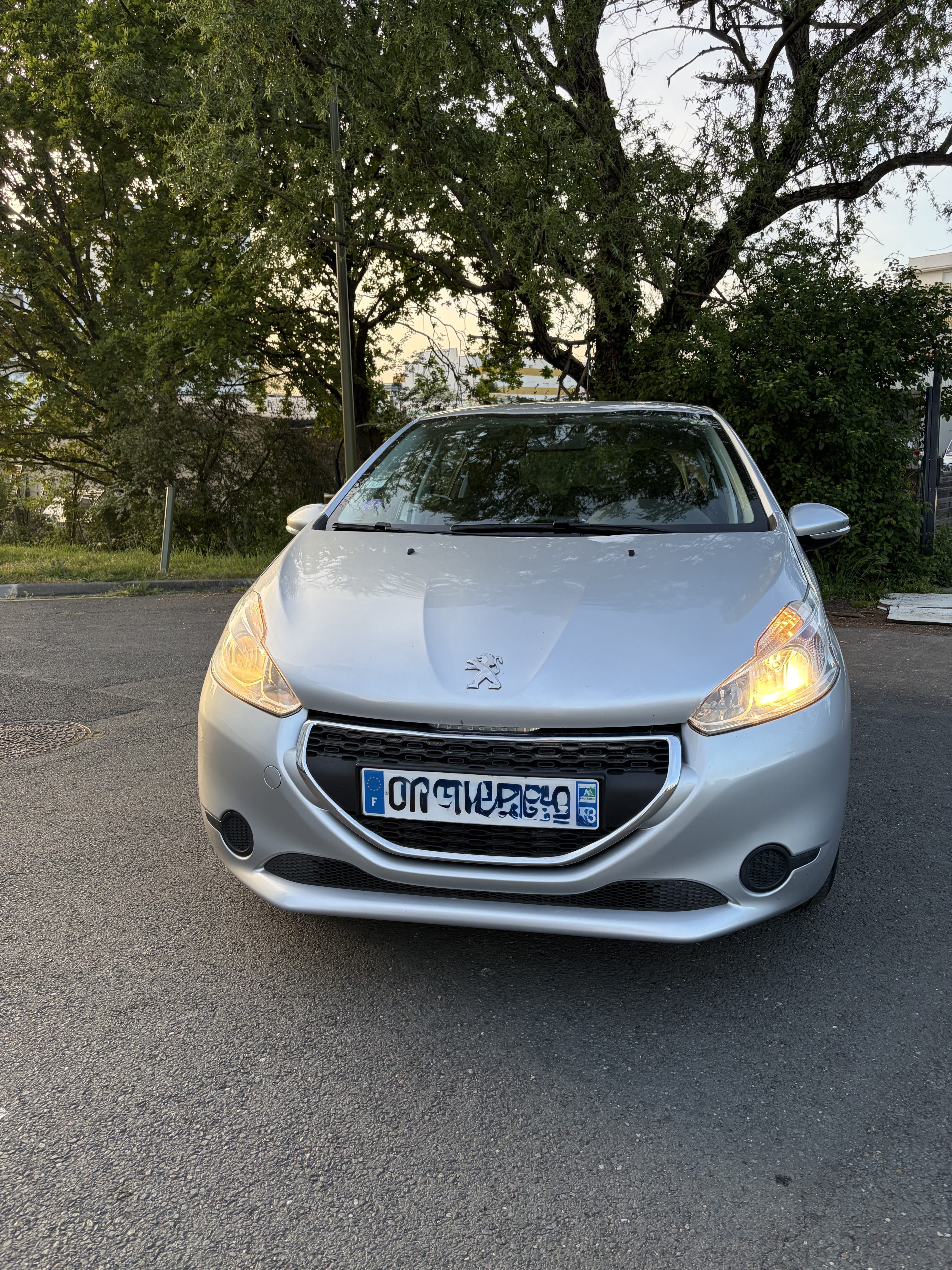 Peugeot 208 Propre et Économique avec Climatisation