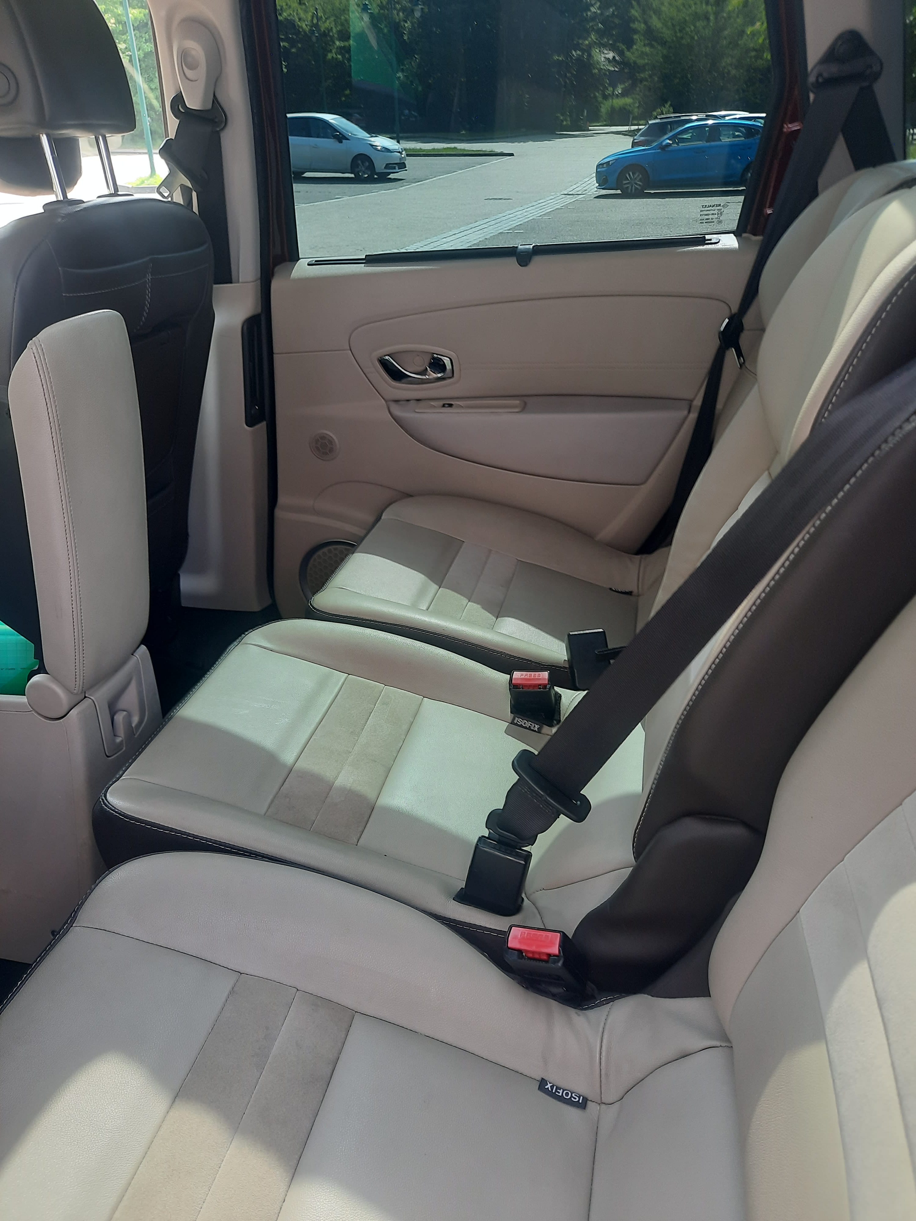 Renault Scenic 1.6 DCI diesel 130 cv 7 places avec Entrée audio / iPod