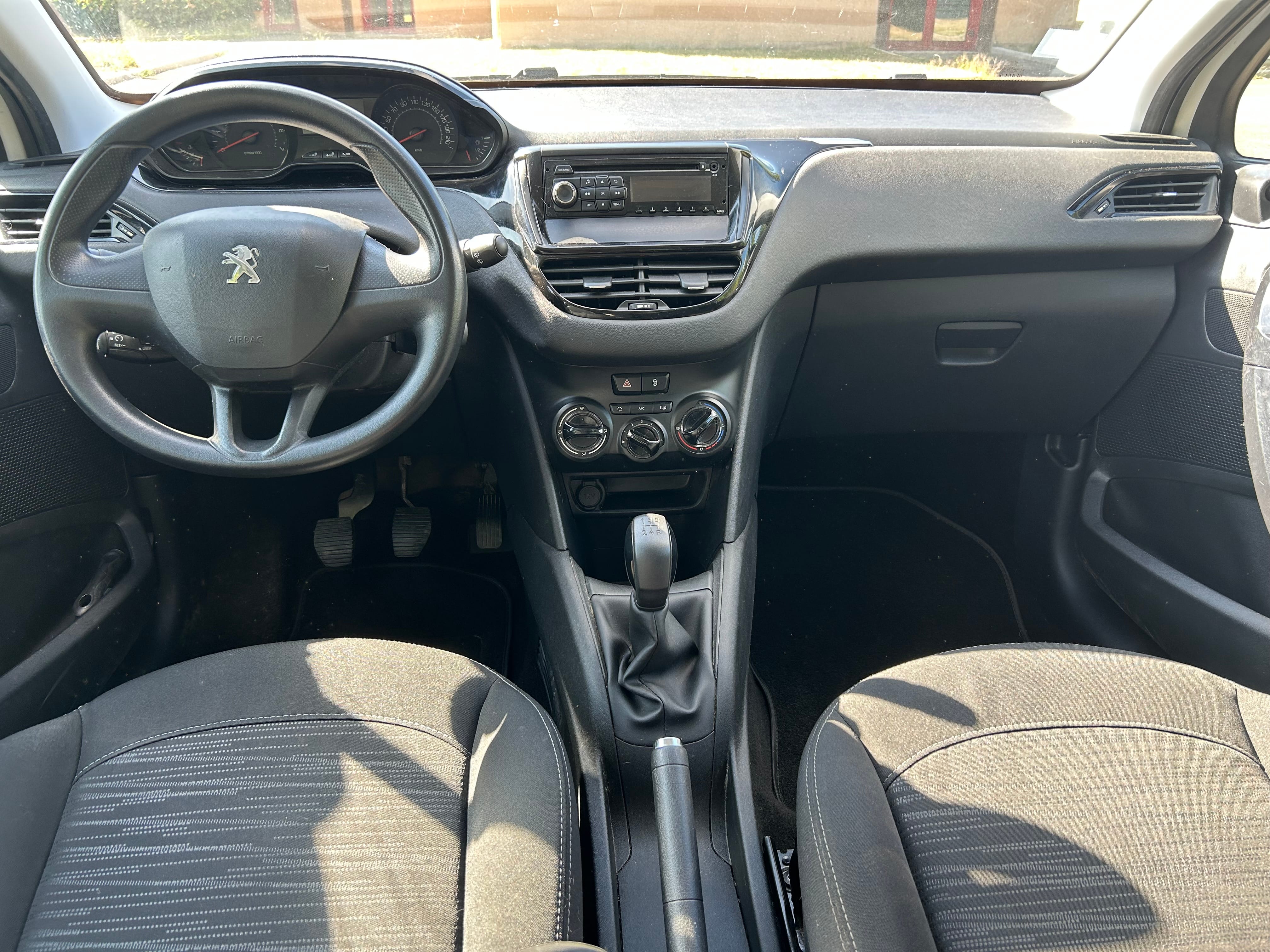 Peugeot 208 avec Autoradio