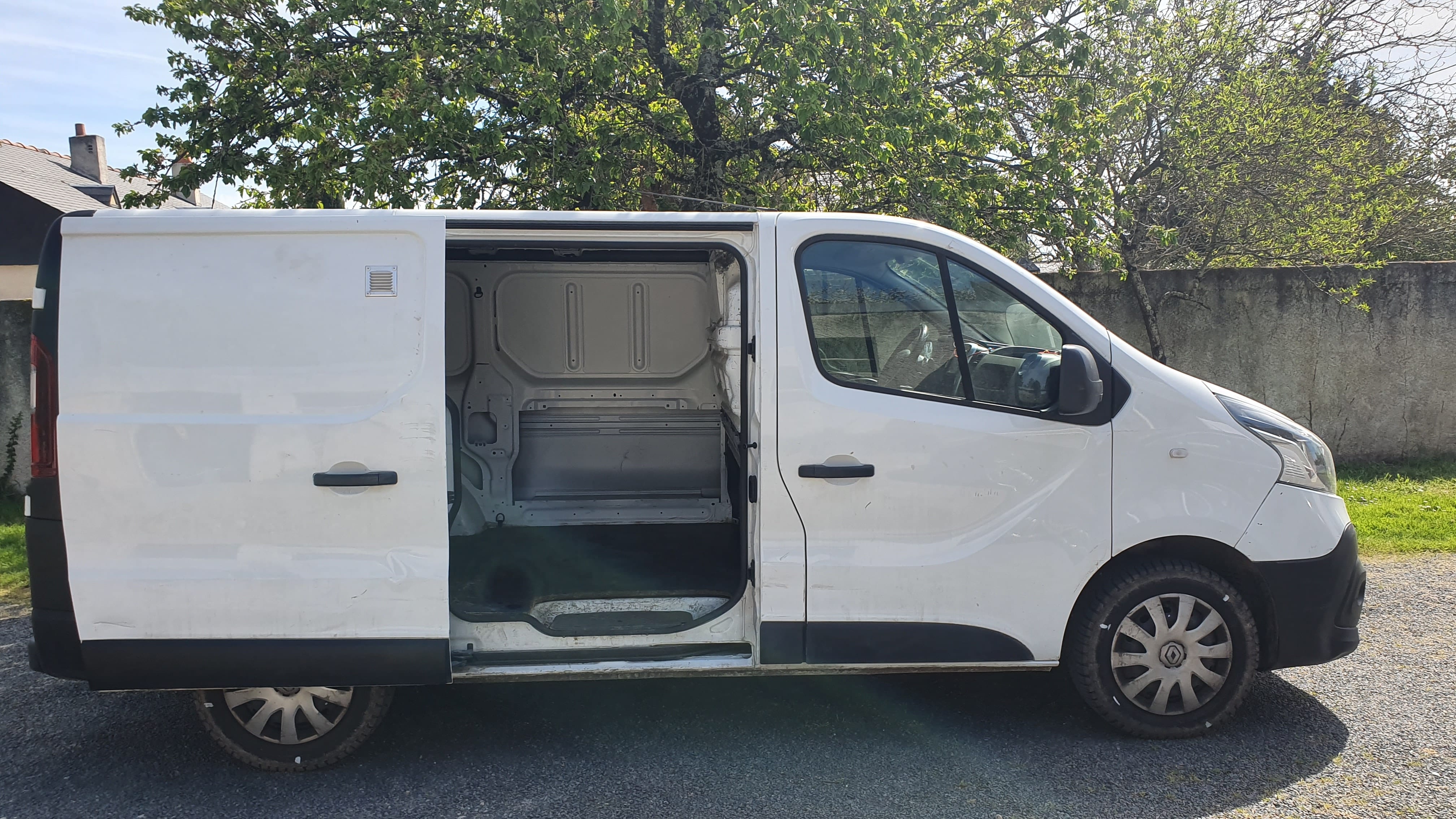 Renault Trafic L1H1 Radar de Recul avec Audio Bluetooth