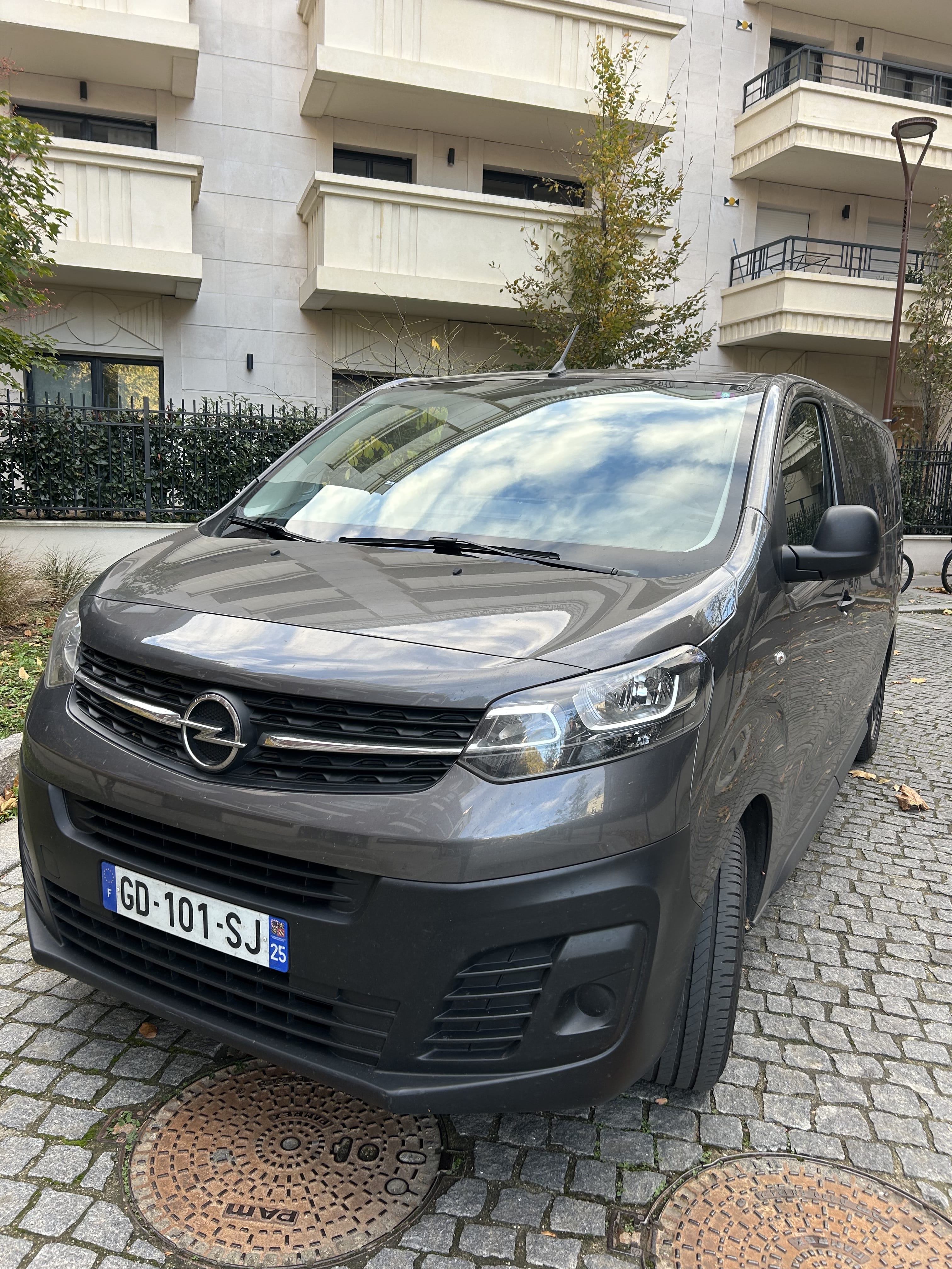 Opel Vivaro Combi avec Apple CarPlay