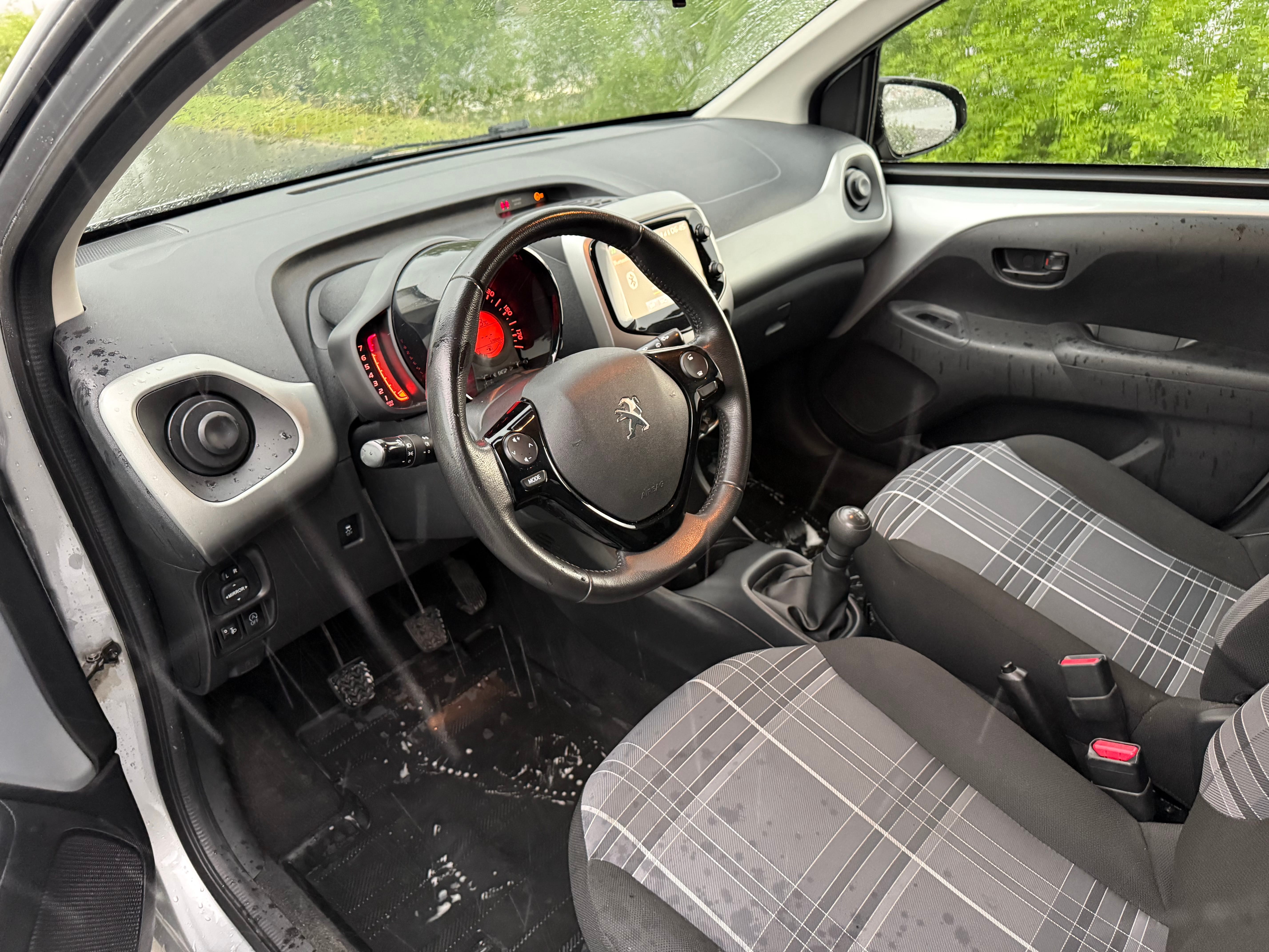 Peugeot 108 1.0 Bensin Manuell mit Bluetooth-Audio