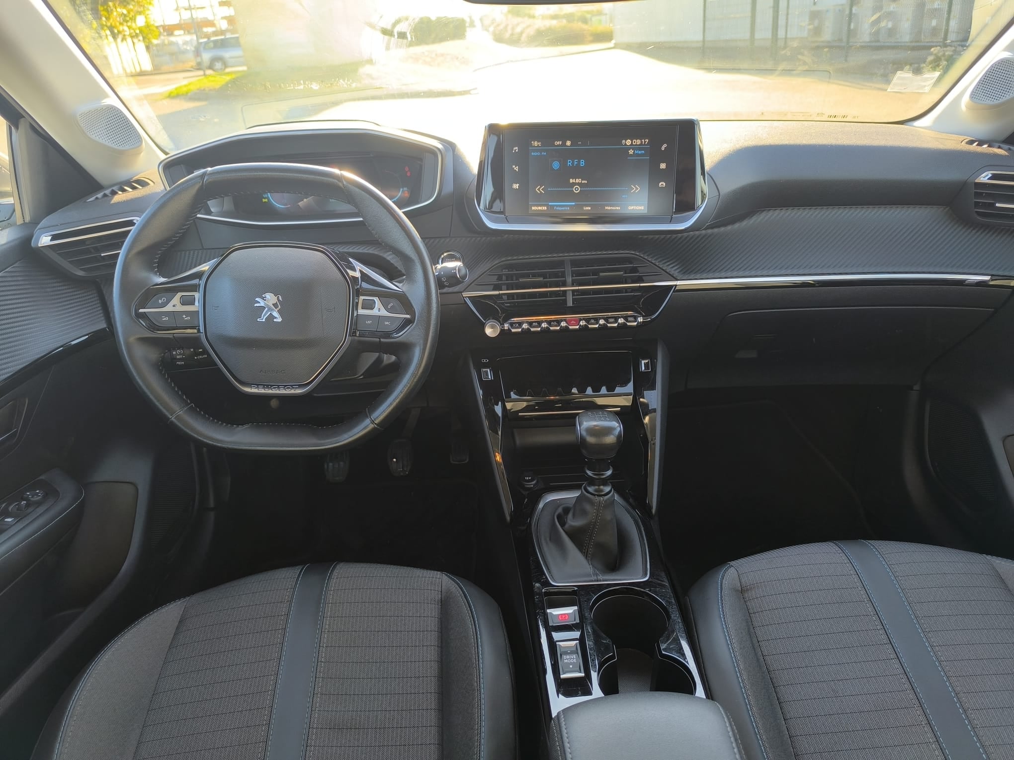 Peugeot 208 1.2 100CV avec GPS