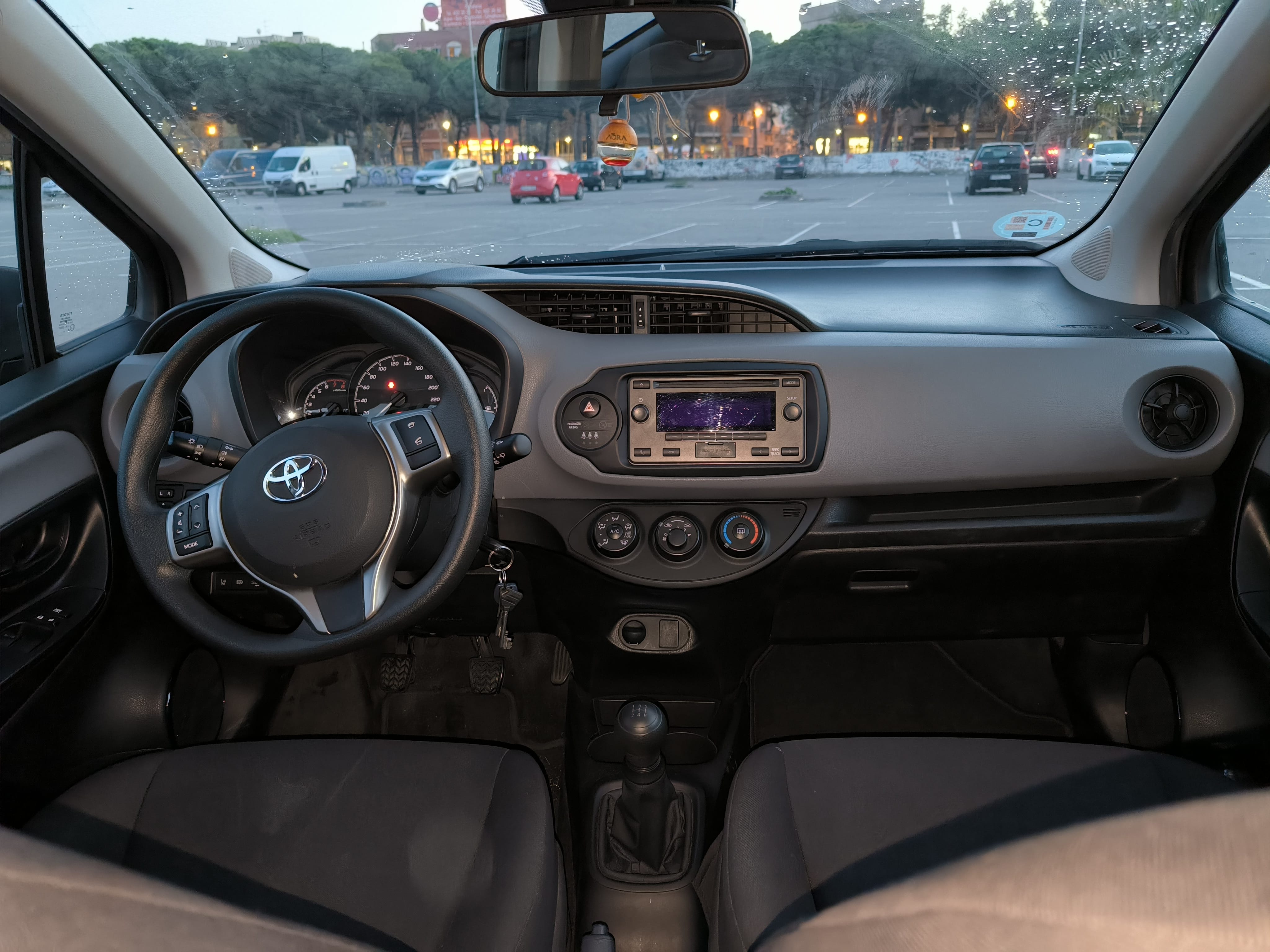 Toyota Yaris 1.0 con Audio Bluetooth