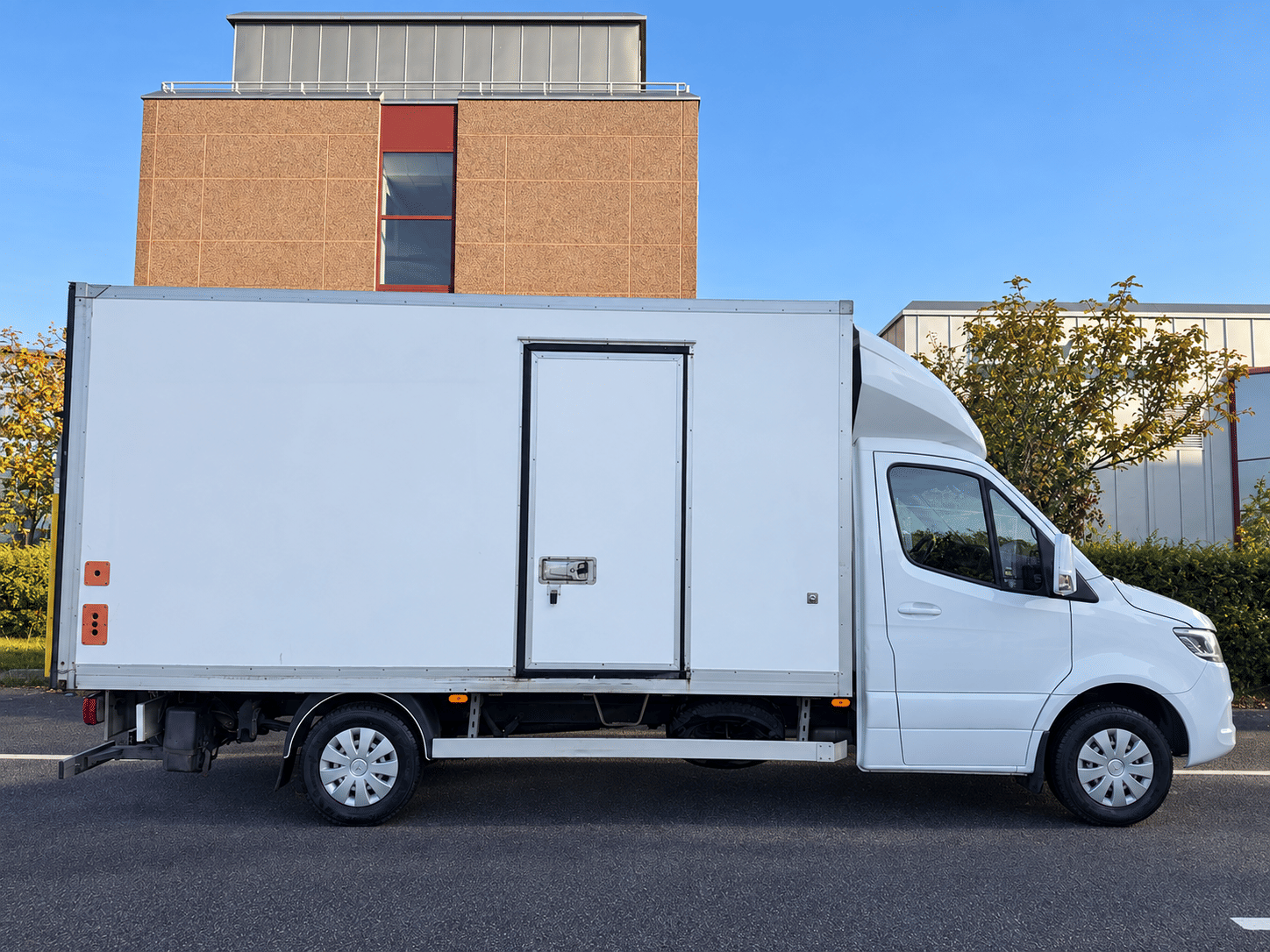Mercedes-Benz Sprinter Cargo 3500 19m3 skap og lift med Bluetooth audio