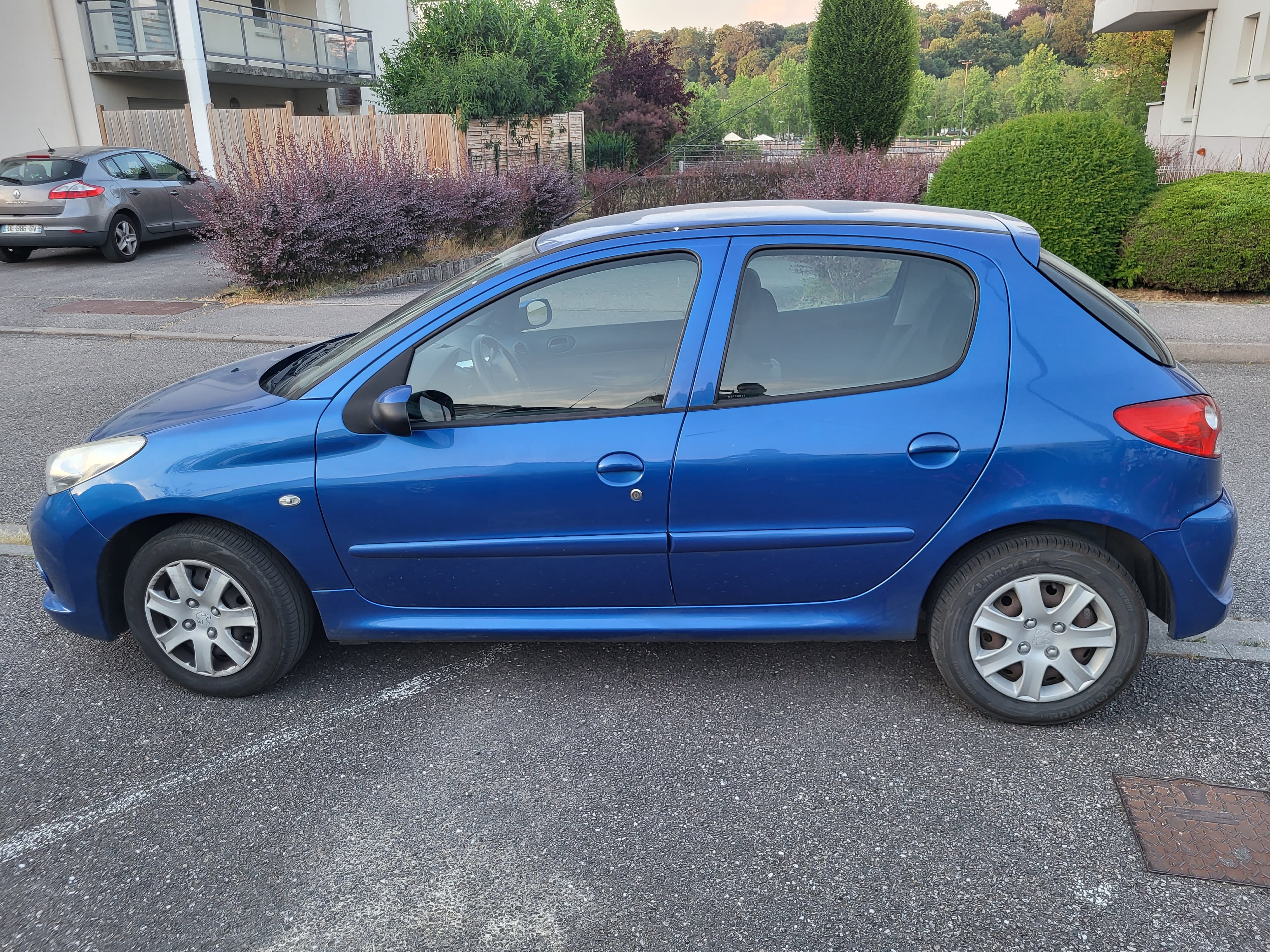 Peugeot 206+ mit Kindersitz