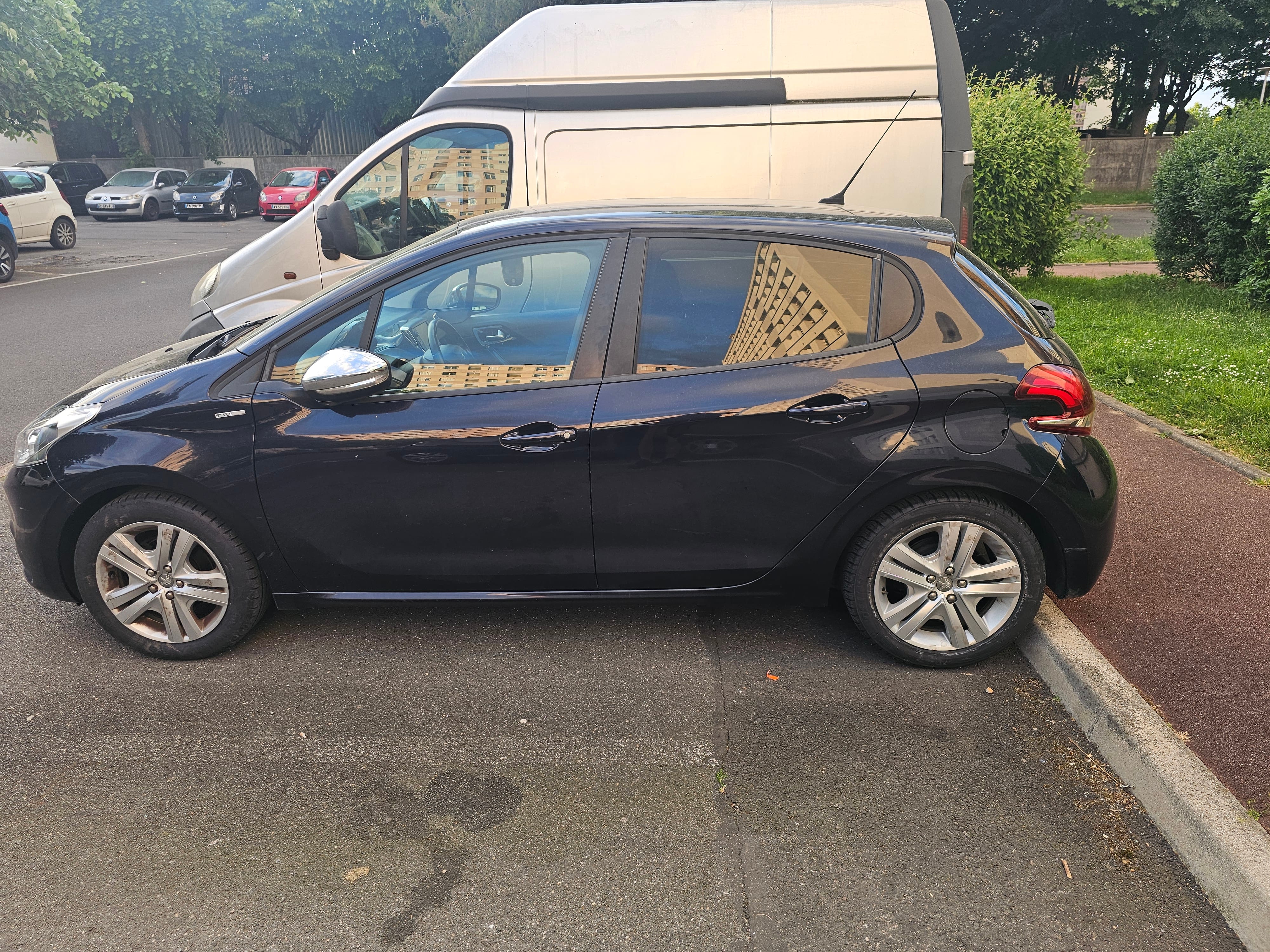 Peugeot 208 1.2 essence avec Climatisation