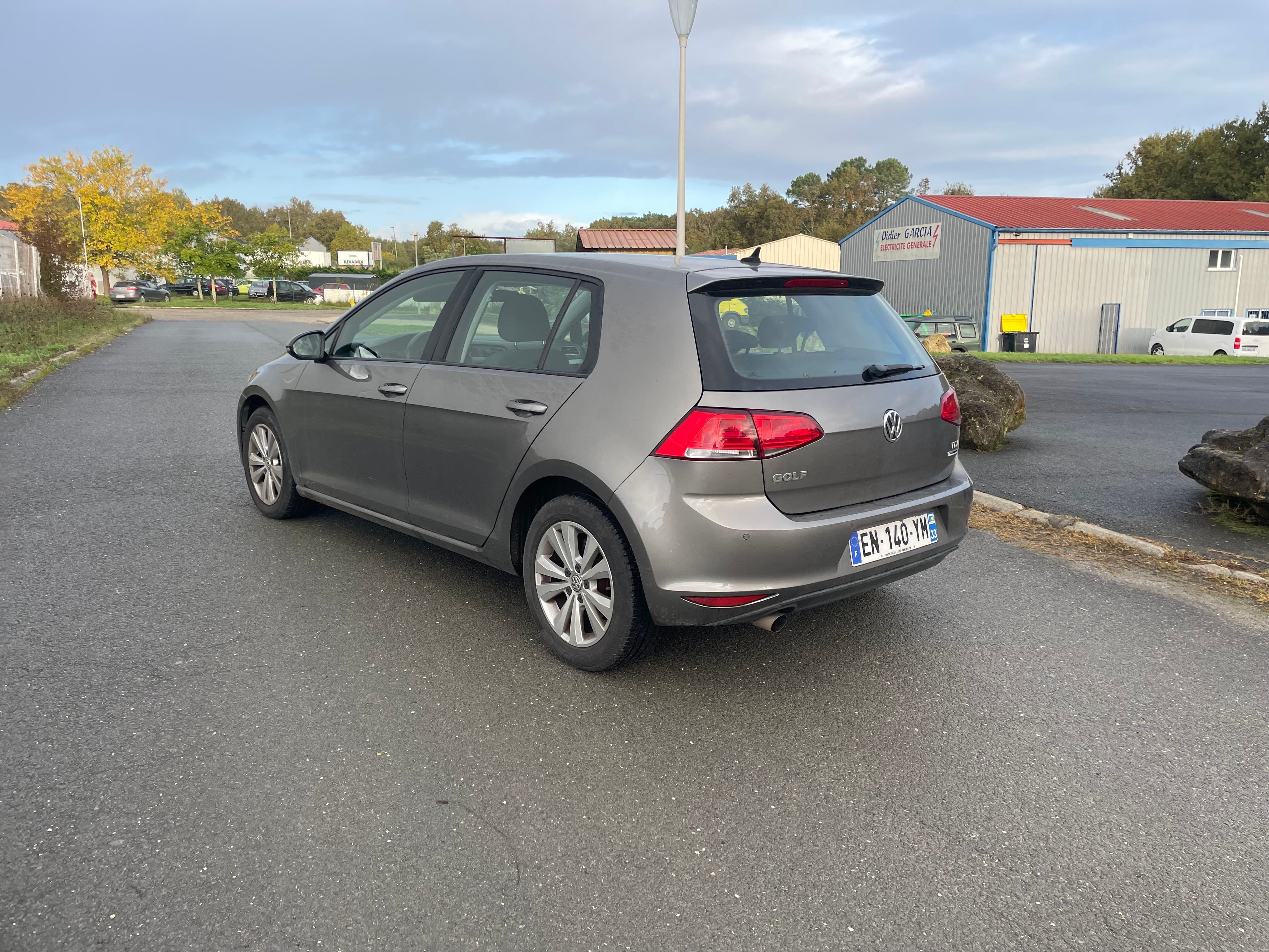 Volkswagen Golf  Louez la Volkswagen Golf 7 Automatique – Sportivité, Sécurité & Confort à Bordeaux ! with GPS