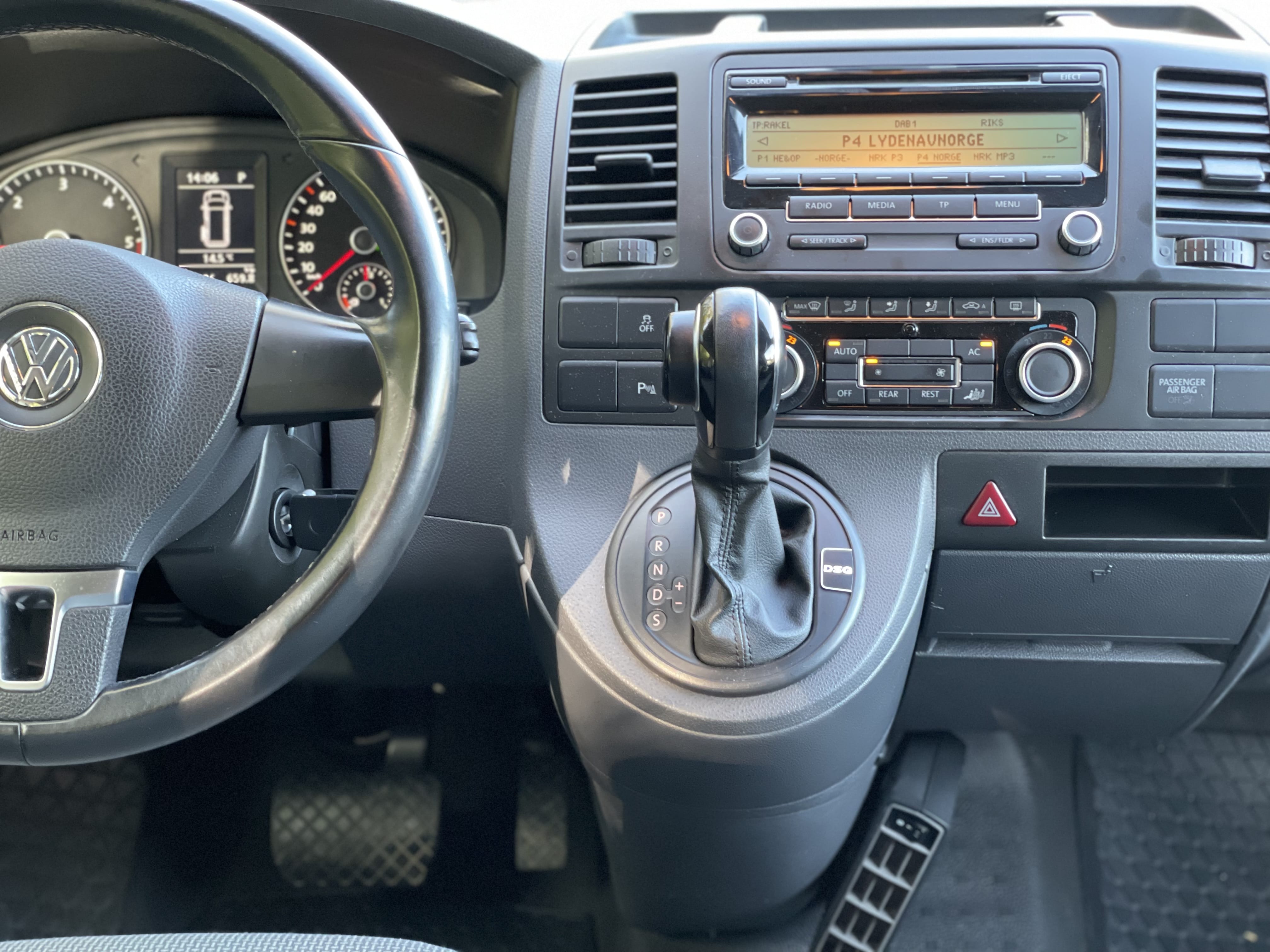 Volkswagen Caravelle 2.0 Tdi. Med 9 seter og automatgir with Bluetooth audio