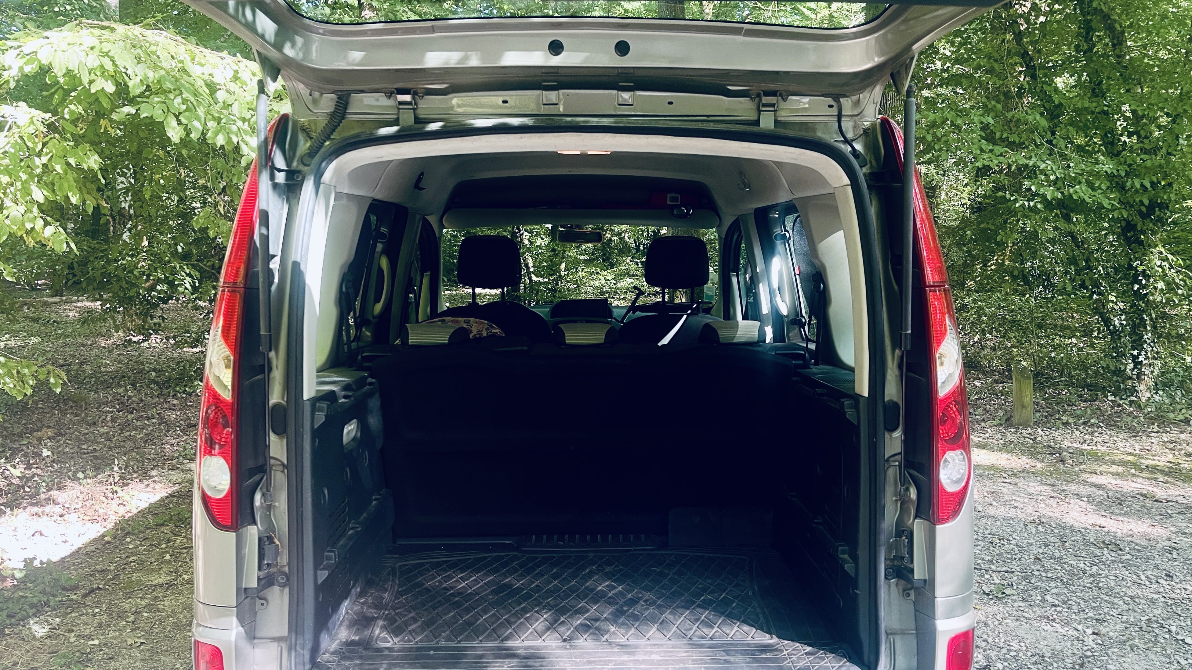 Renault Kangoo 5 places - Très grand coffre avec Pneus neige