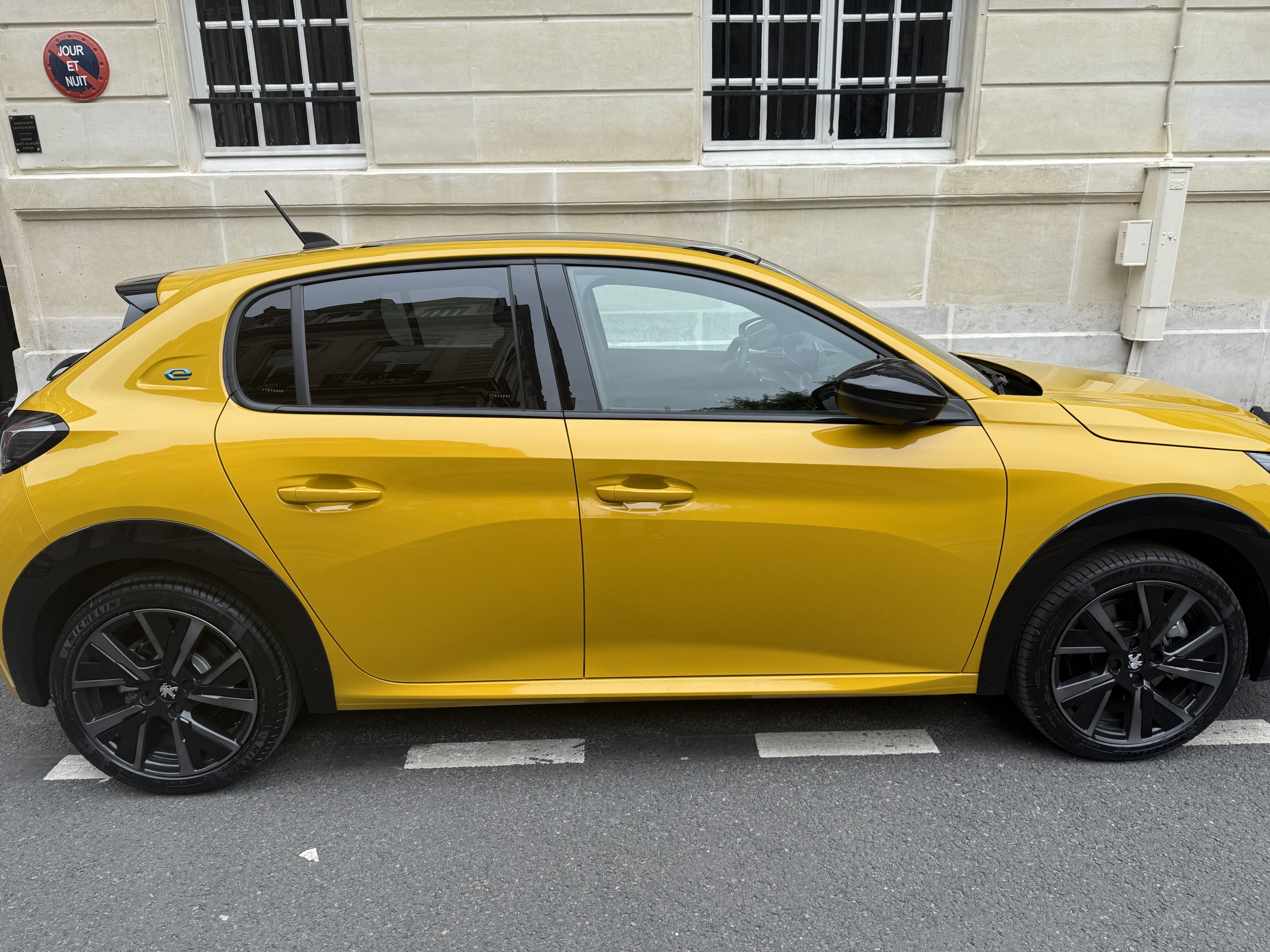 Peugeot e-208 GT avec Climatisation