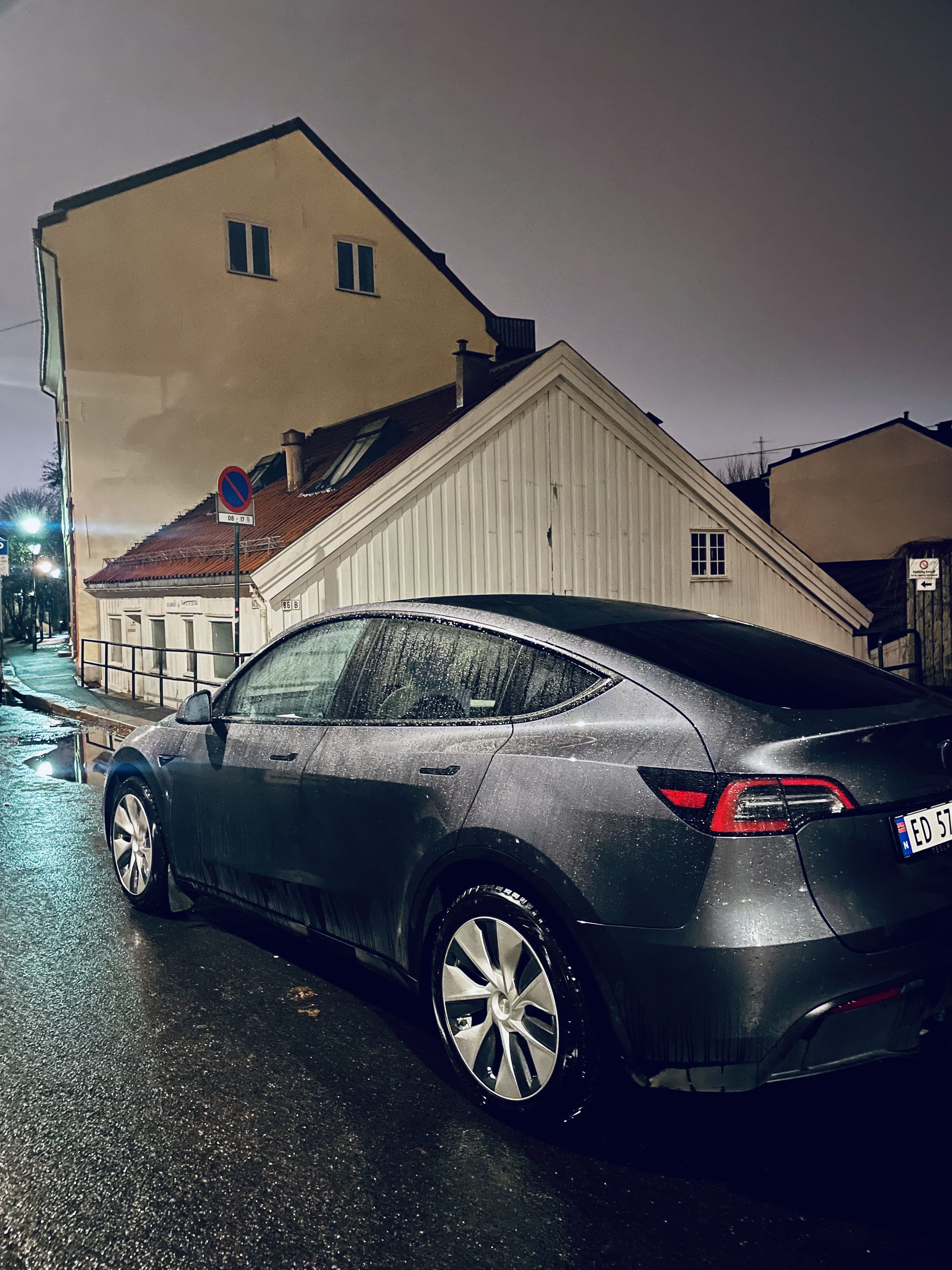 Tesla Model Y Long Range med sovemuligheter og dobbelmadrass, camping-mode, utvidet rekkevidde. med Aircondition