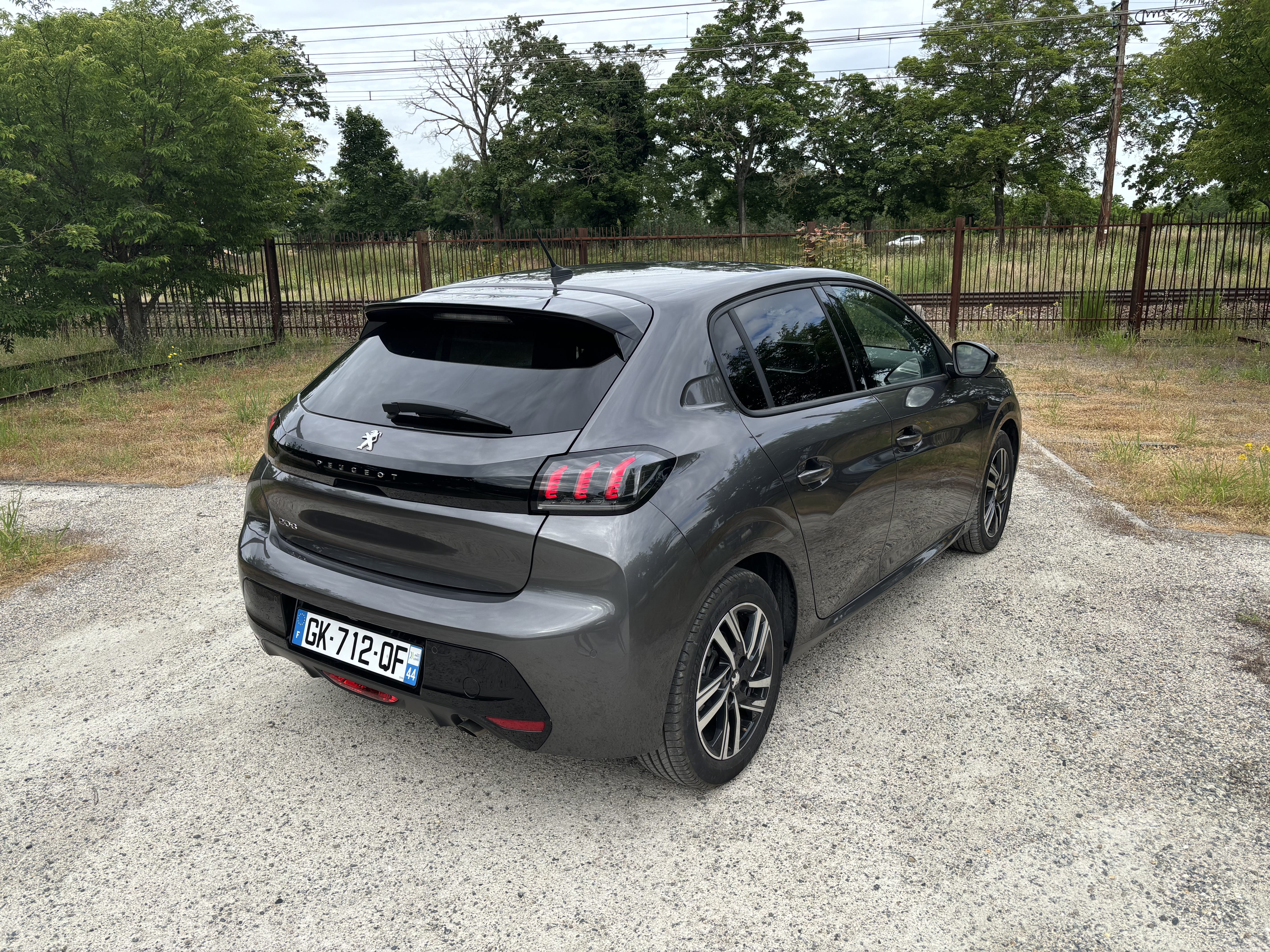 Peugeot 208 ALLURE 100CH - PARKING AEROPORT TOULOUSE-BLAGNAC avec GPS