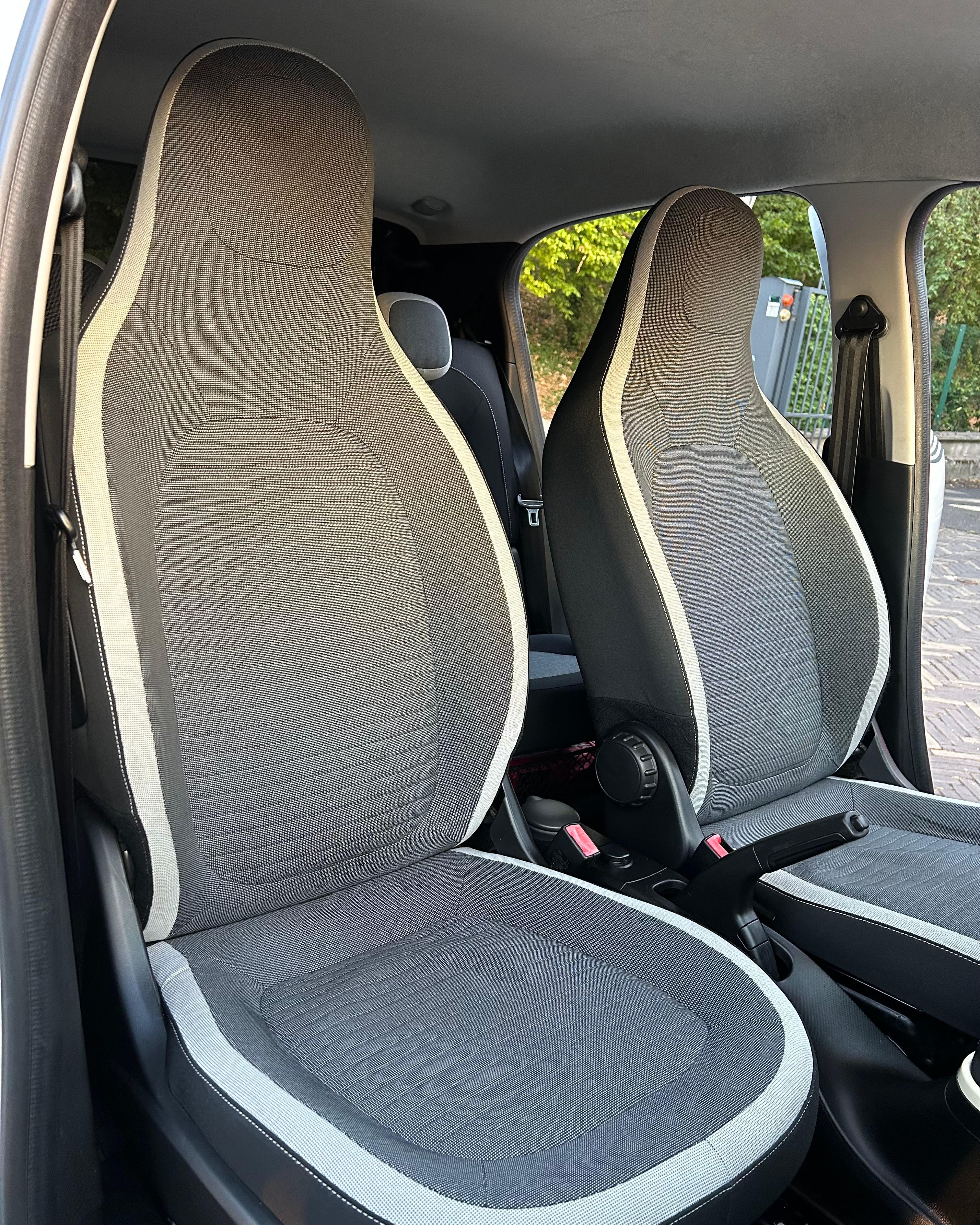 Renault Twingo III (Blanche avec bluetooth et radars de recul) avec Autoradio