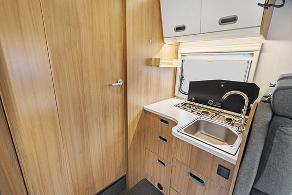 Adria S-Series S 75 SL med USB ladeuttak