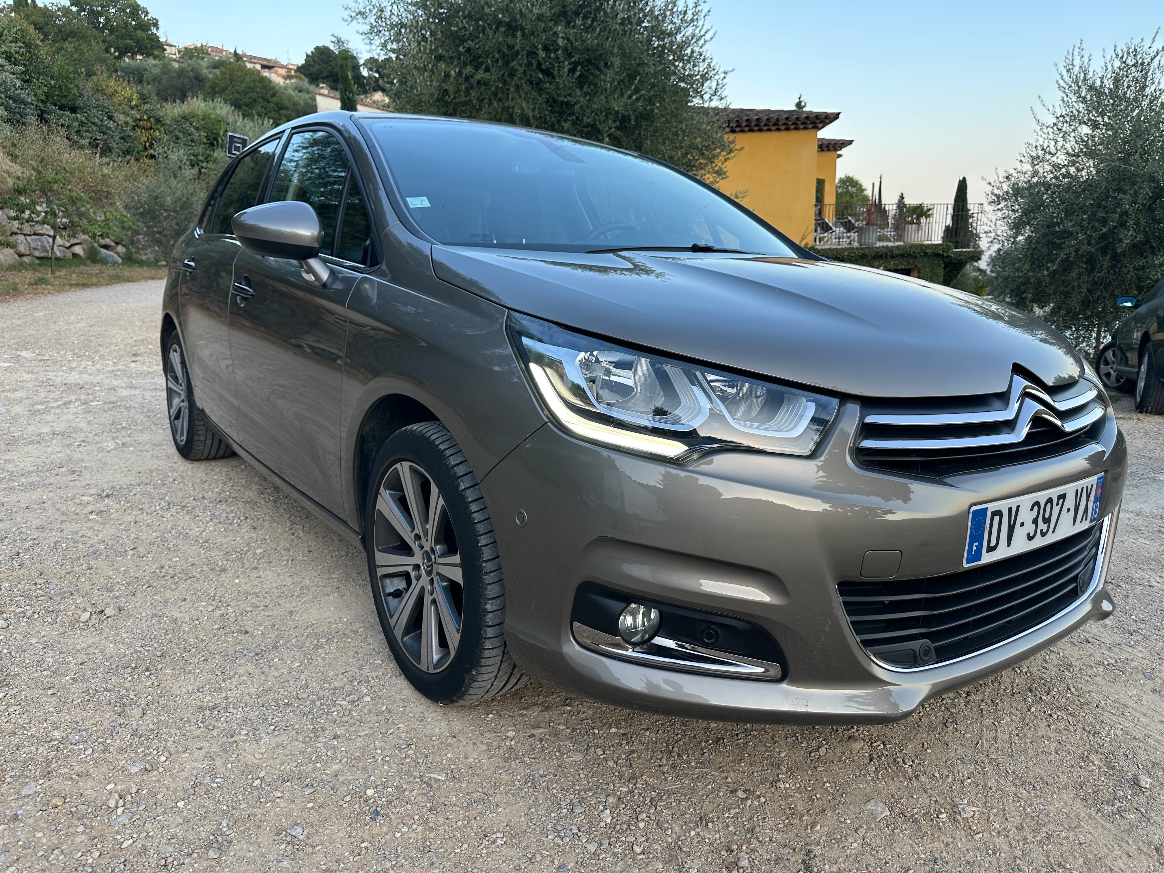 Citroen C4 mit Kindersitz