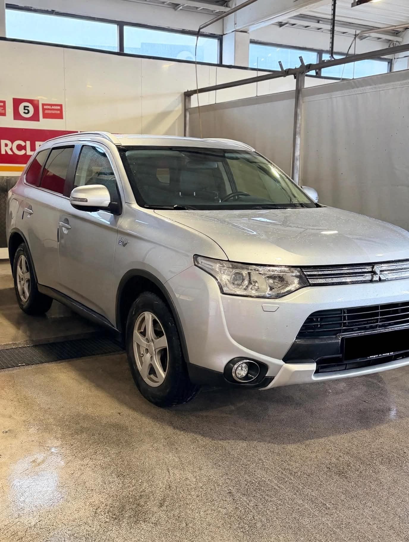 Mitsubishi Outlander Hybrid with Air conditioning