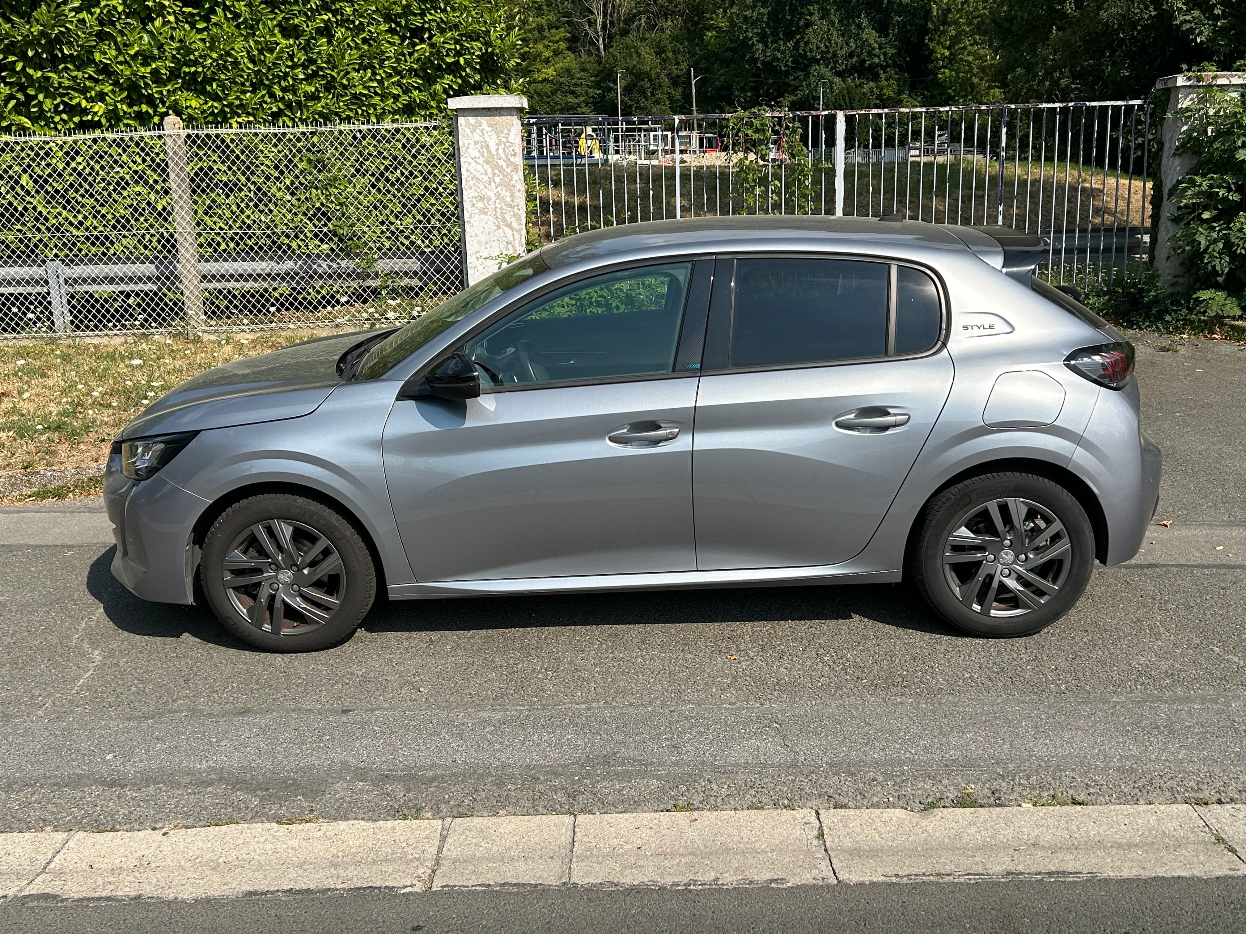 Peugeot 208 Boite Auto. with Air conditioning