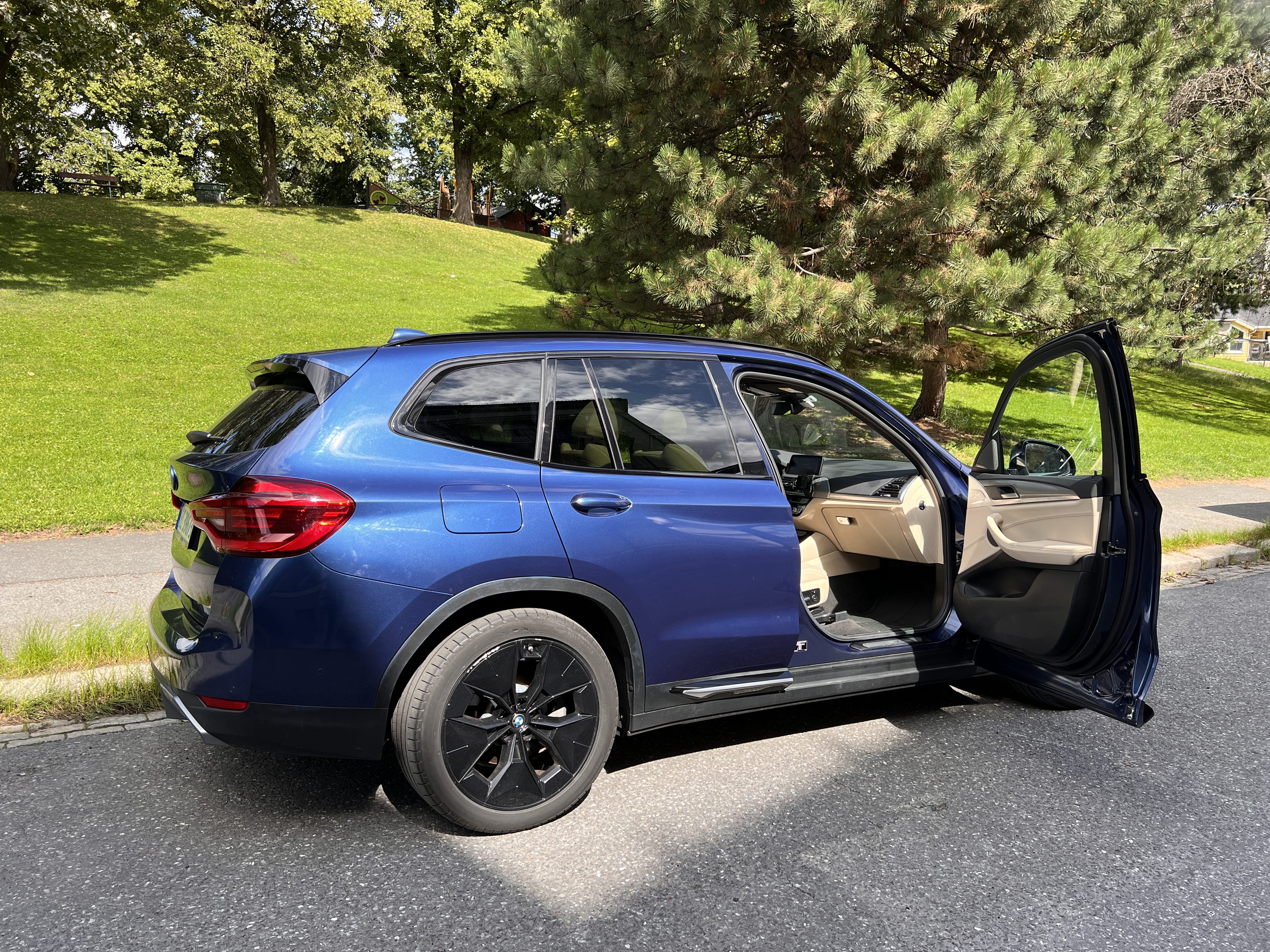 BMW ix3 Skiboks + alt av ekstrautstyr with Apple CarPlay